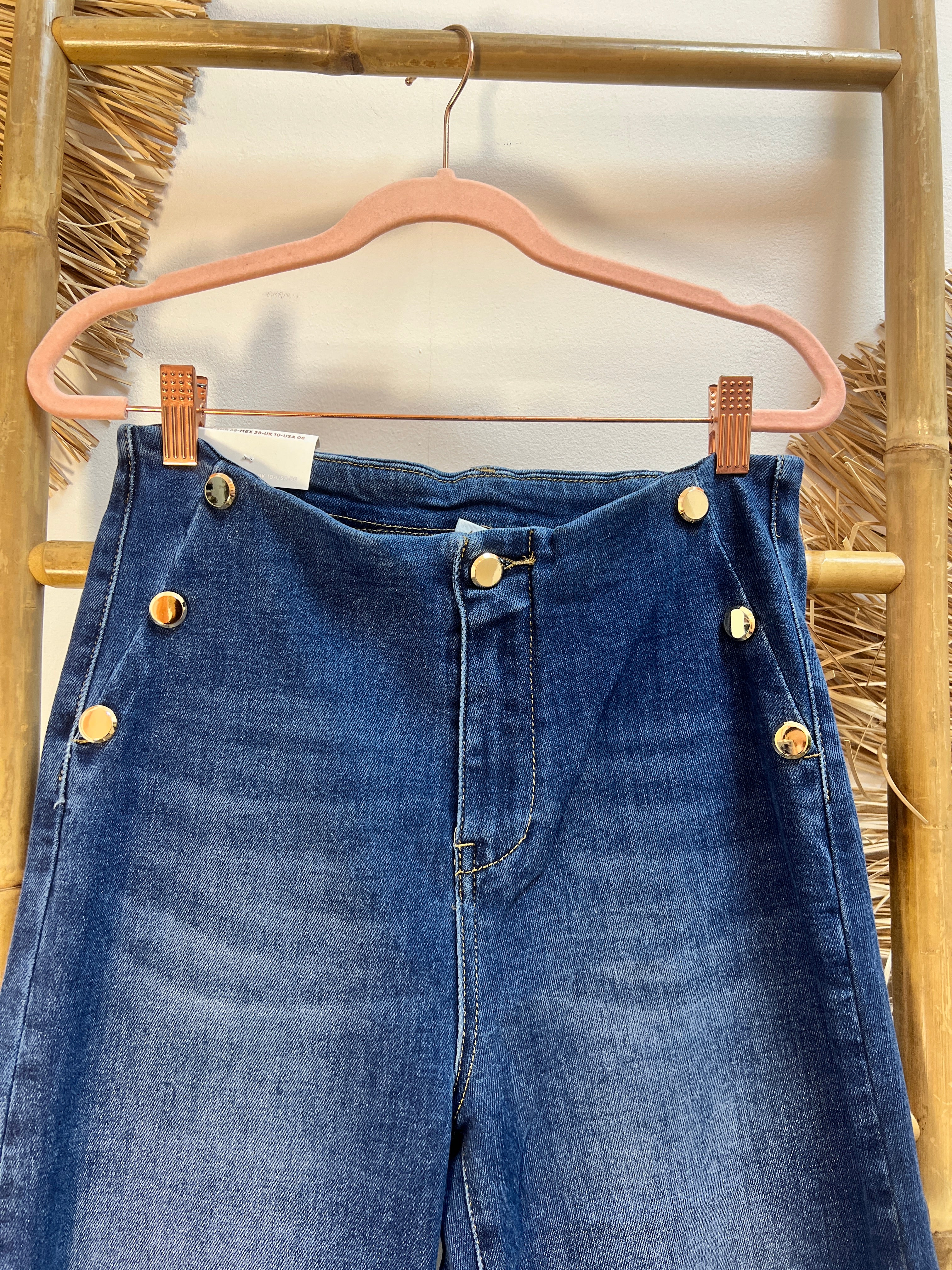 Pantalón recto botones dorados