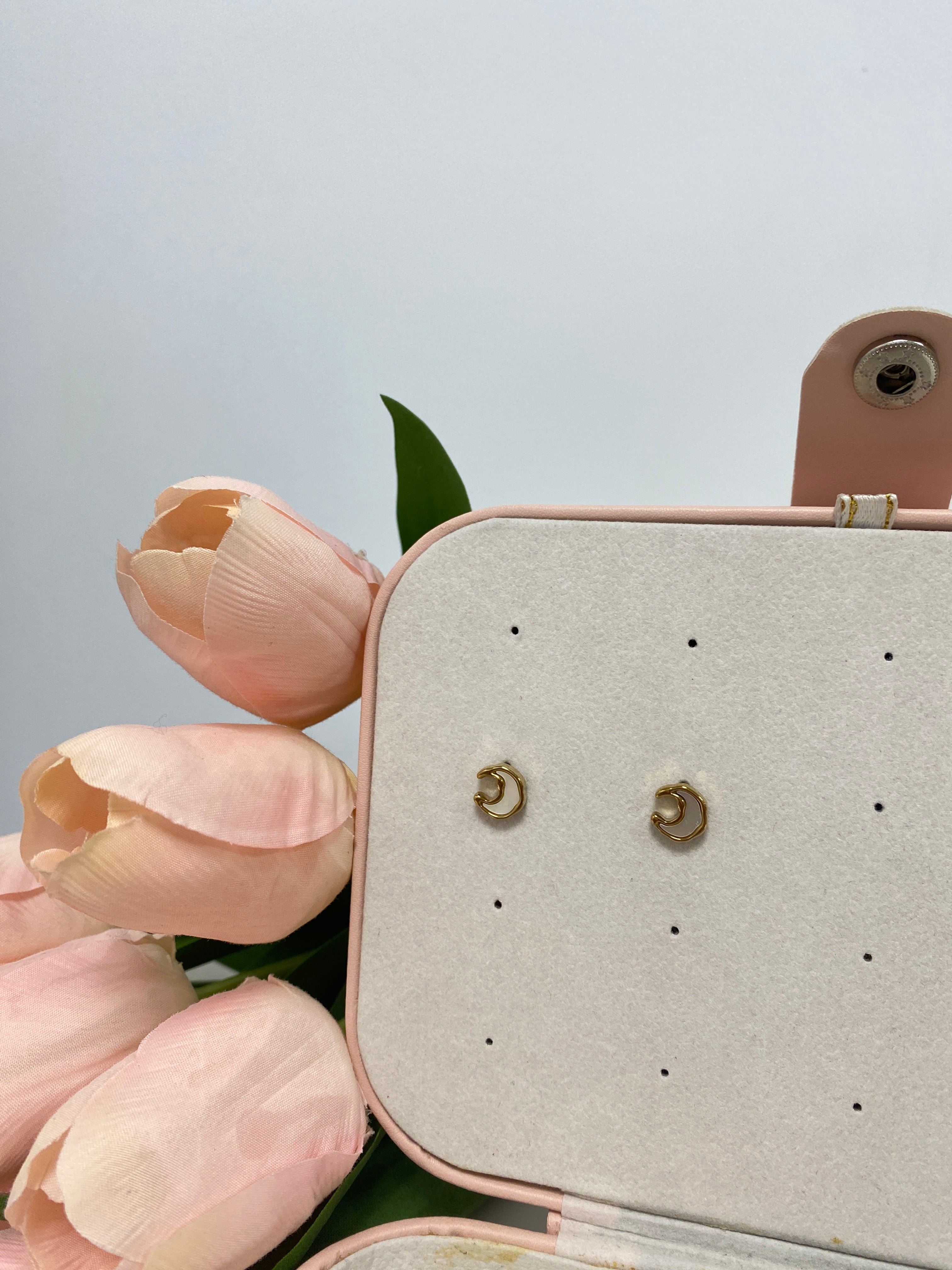 Pendientes de botón luna nácar