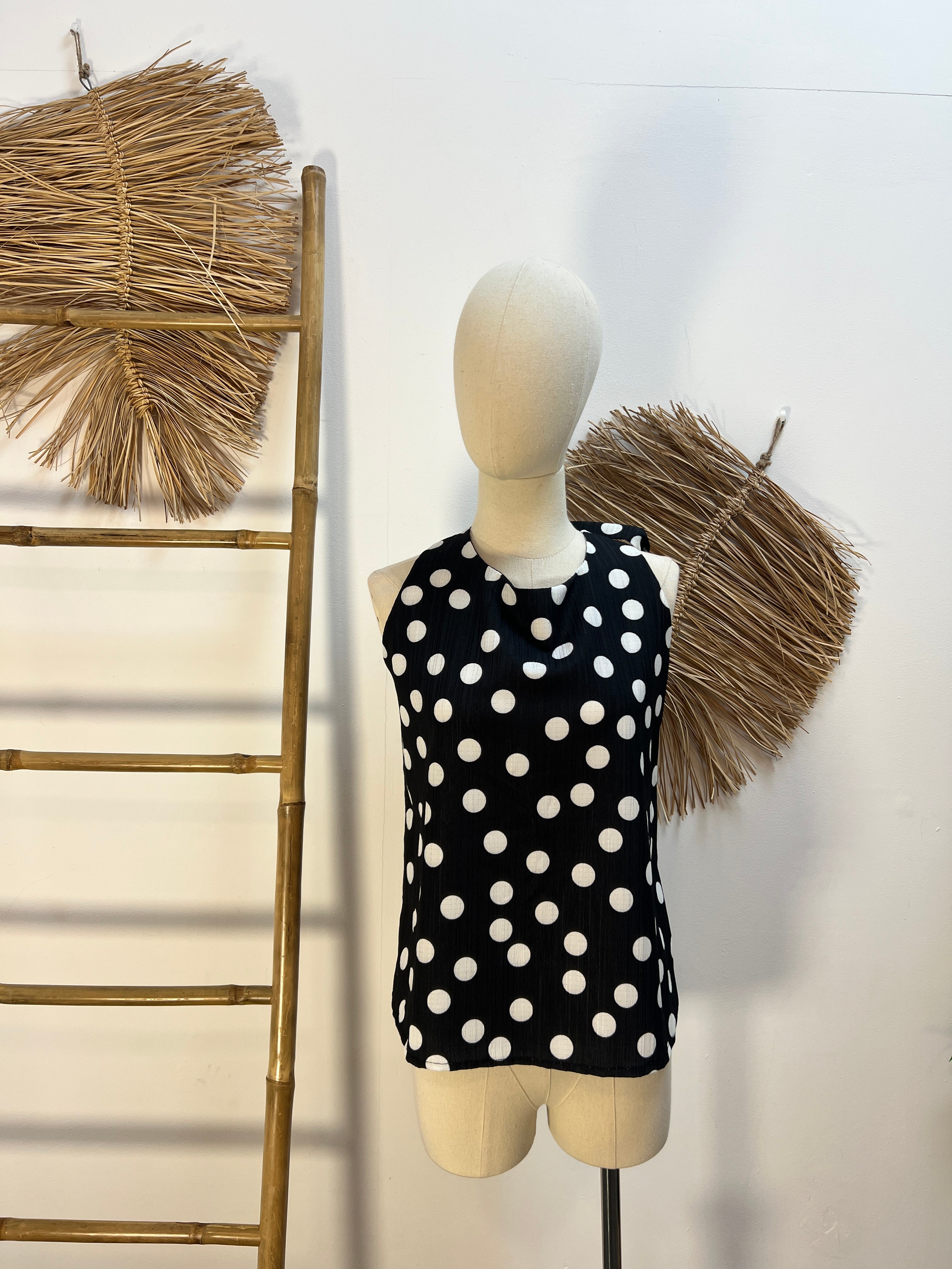 Blusa negra lunares