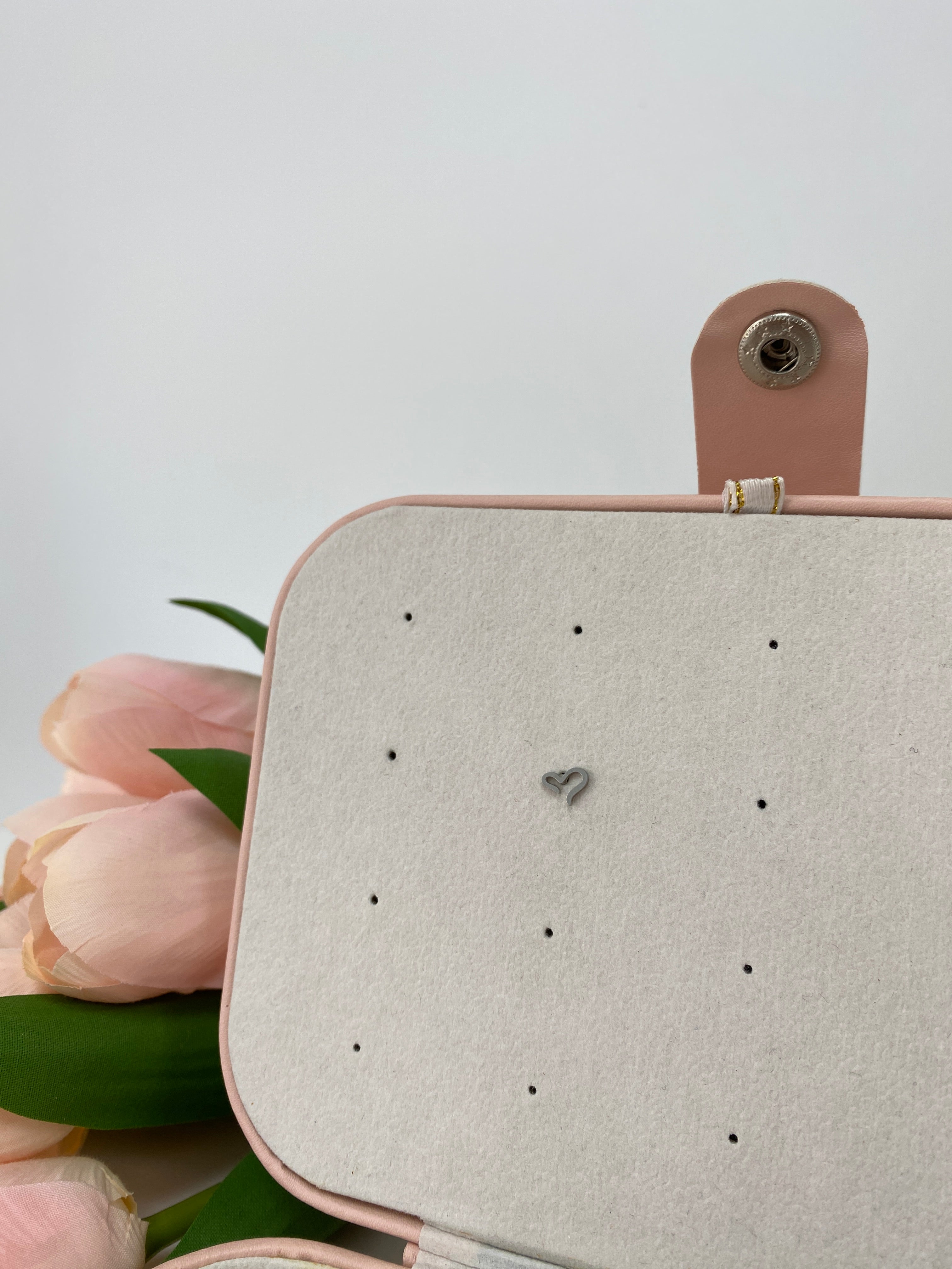 Pendiente mini corazón relieve