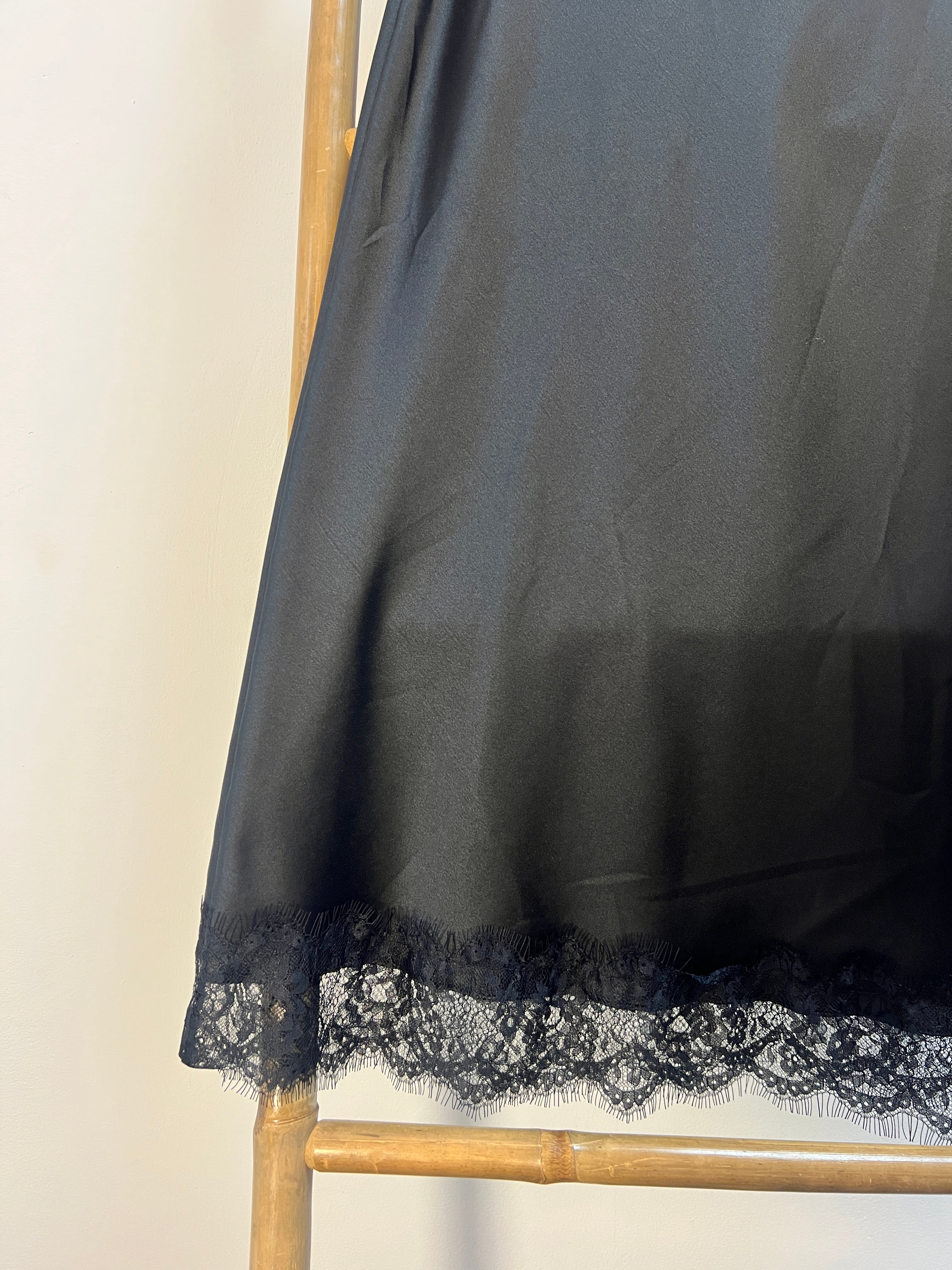 Falda de satén con detalle de encaje