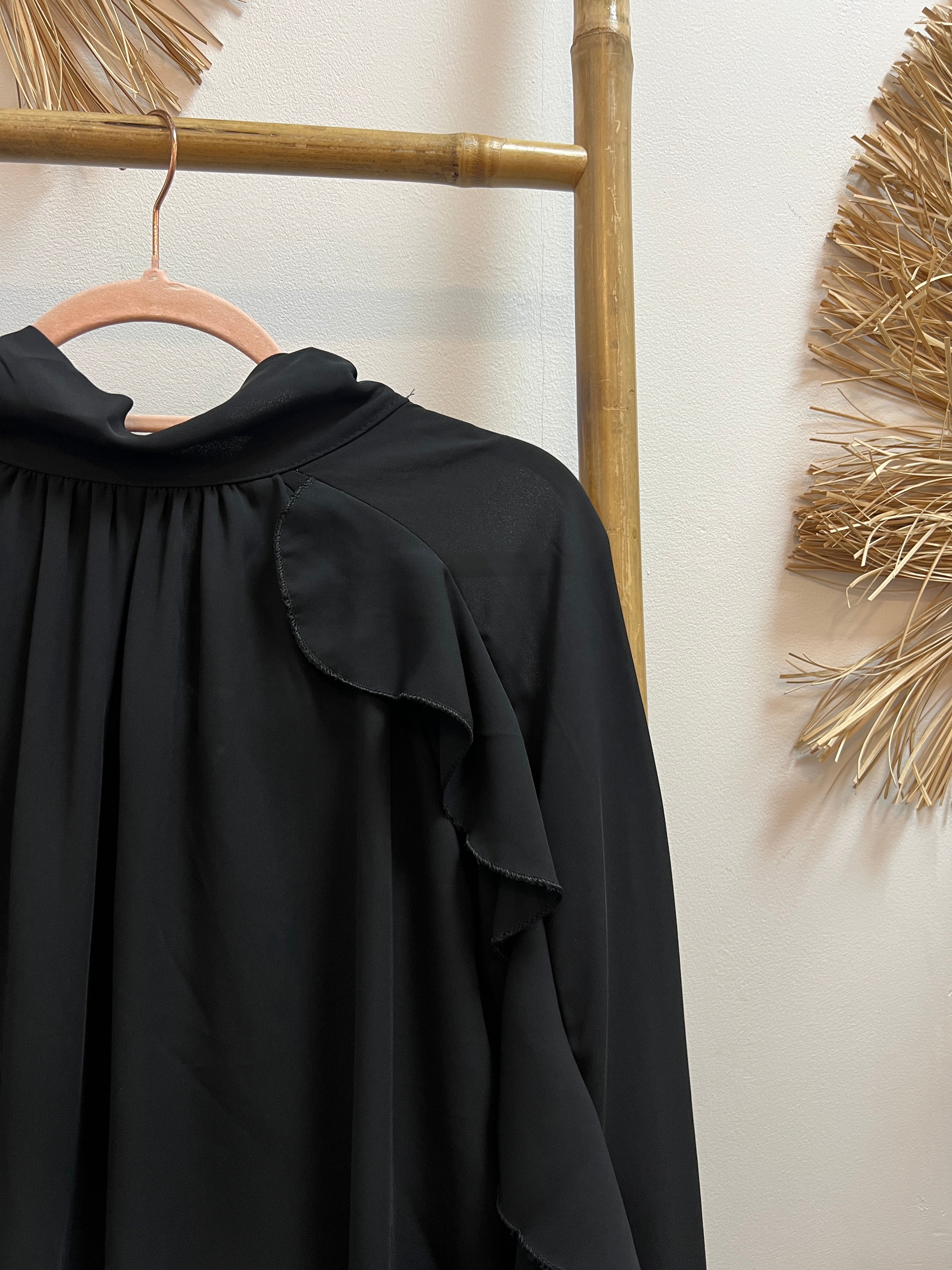 Blusa volantes negra