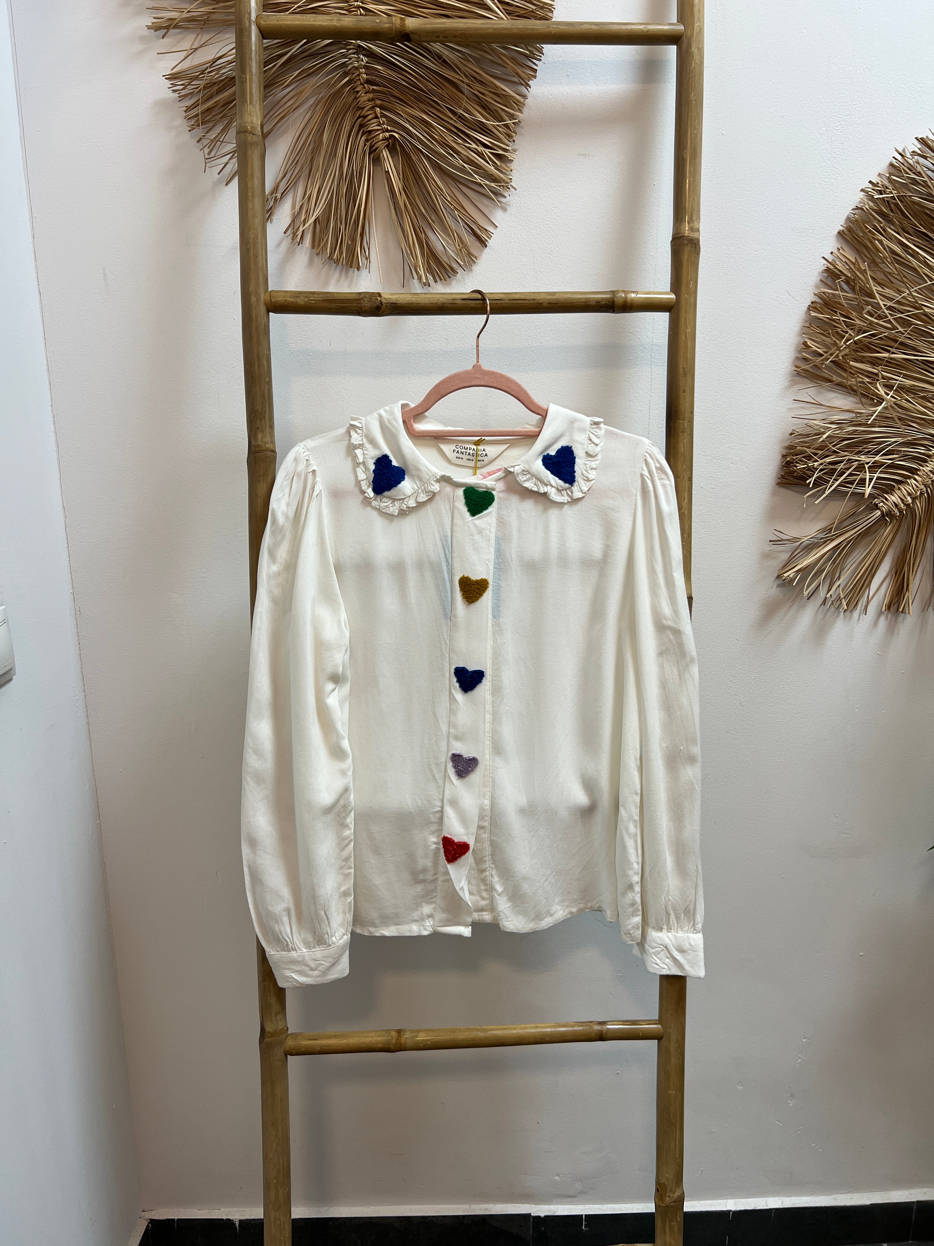 Camisa blanca con bordado de corazones. CF