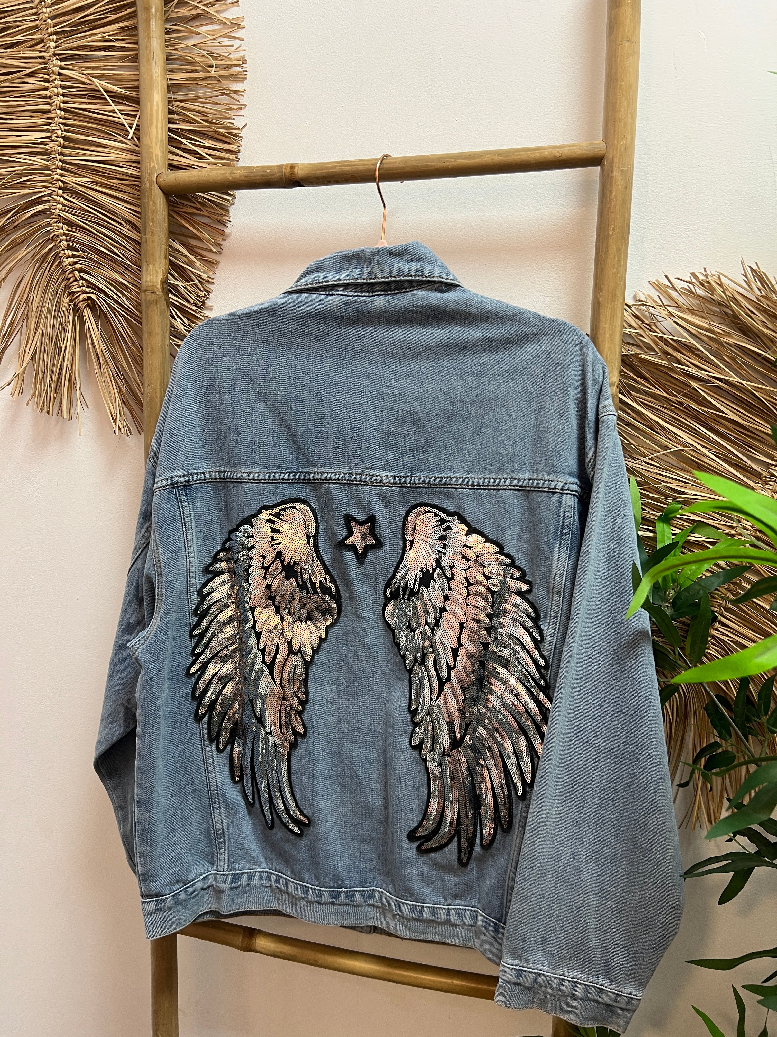 Chaqueta vaquera con estampado de Alas