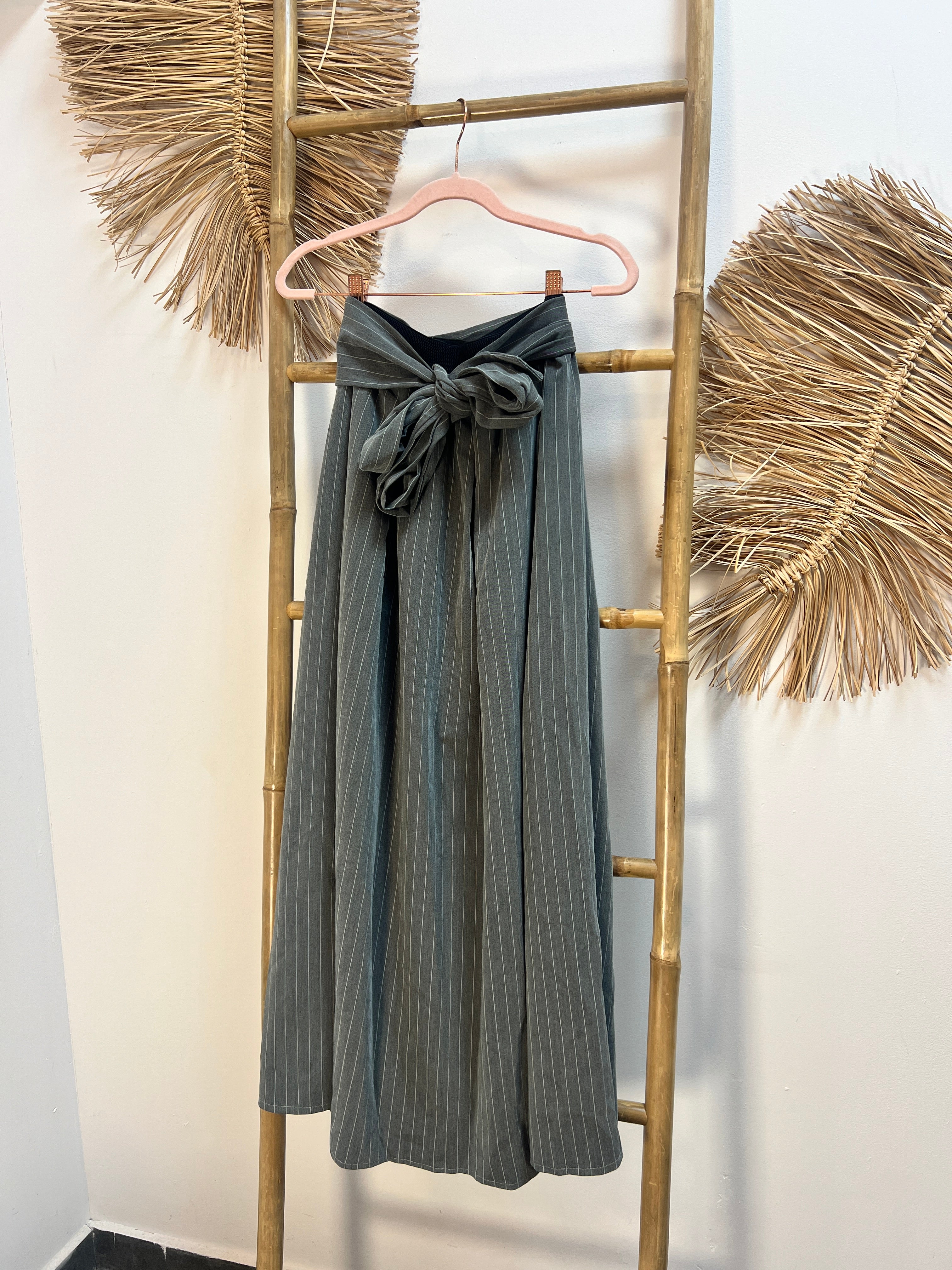 Falda gris rayas lazo