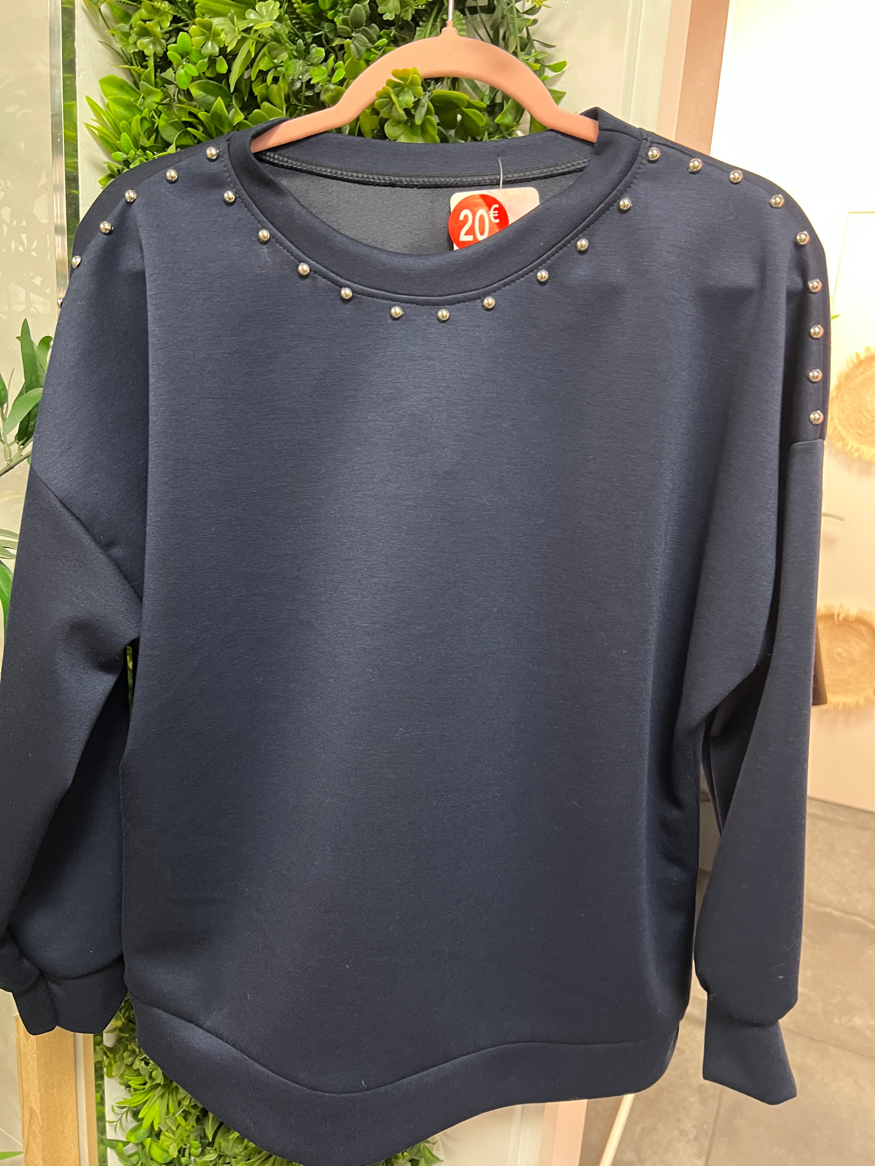 Sudadera suave tachuelas