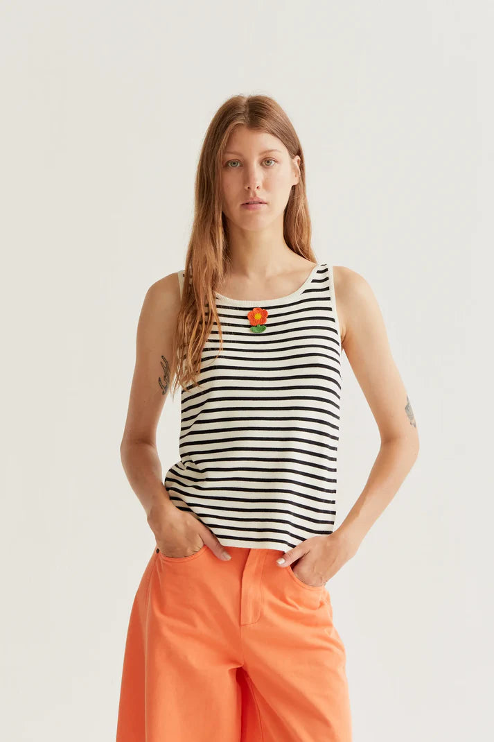Top de rayas blanco y negro con bordado de flor Compañía Fantástica