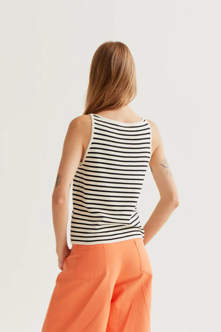 Top de rayas blanco y negro con bordado de flor Compañía Fantástica