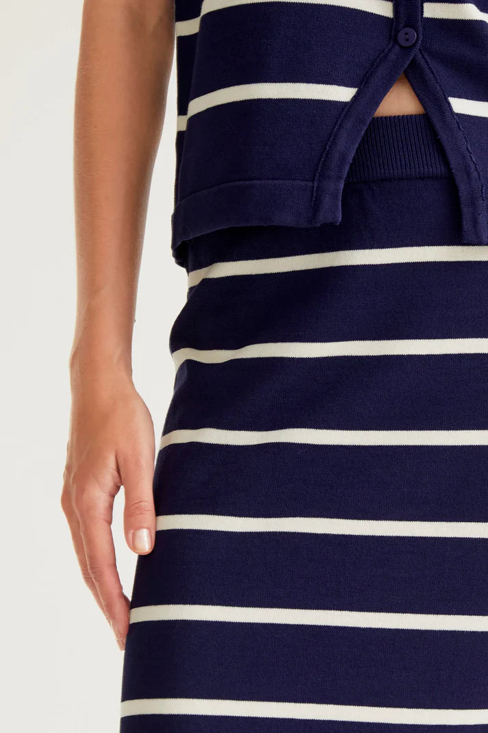 Falda midi de punto con estampado de rayas azul marino y blanco Compañía Fantástica