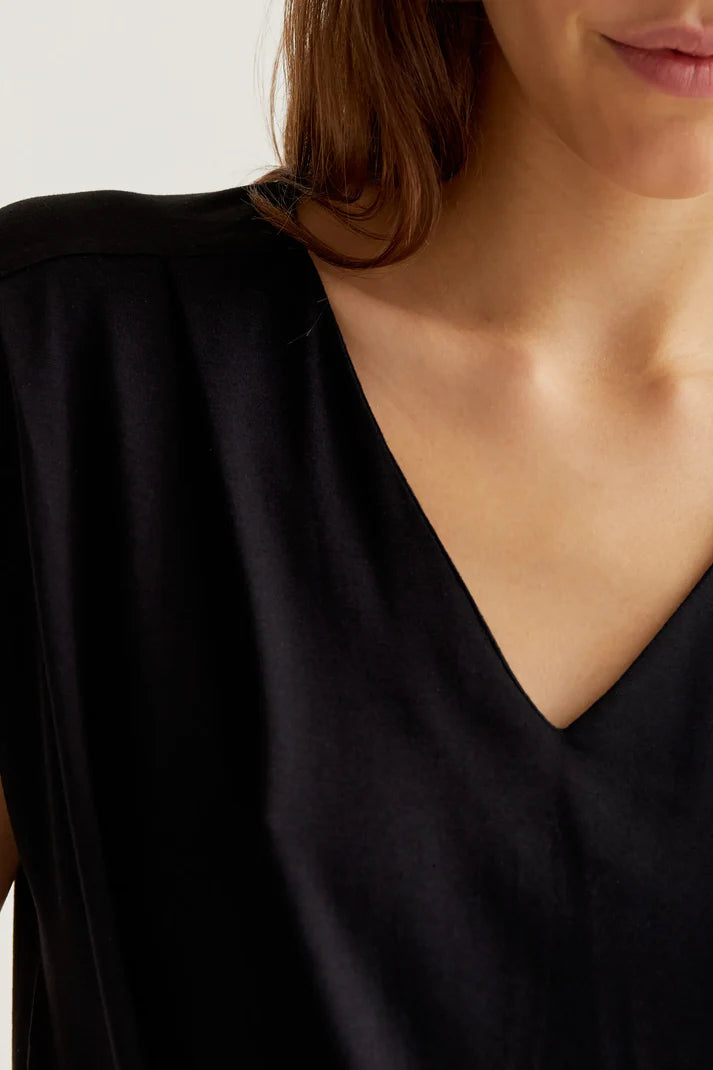 Camiseta negra manga sisa Compañía Fantástica