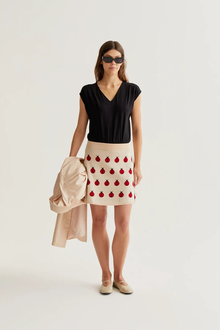 Camiseta negra manga sisa Compañía Fantástica