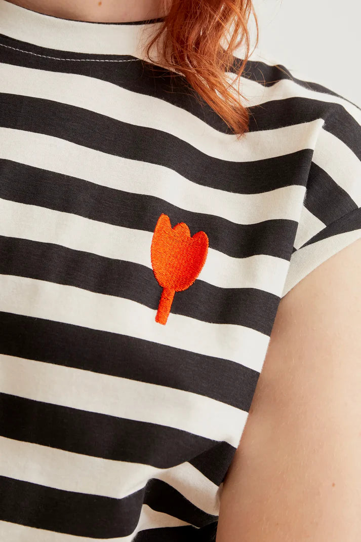 Camiseta con estampado de rayas negras con bordado de tulipán Compañía Fantástica