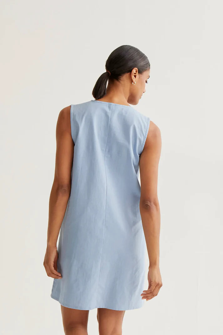 Vestido corto con bordado de margaritas Compañía Fantástica