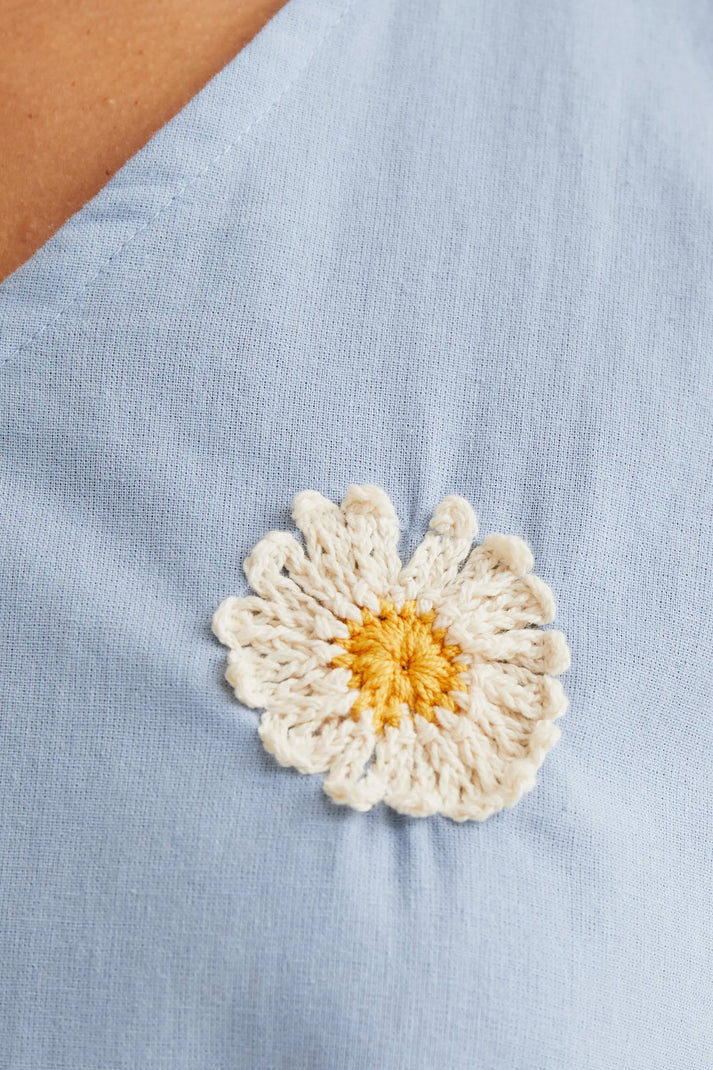 Vestido corto con bordado de margaritas Compañía Fantástica