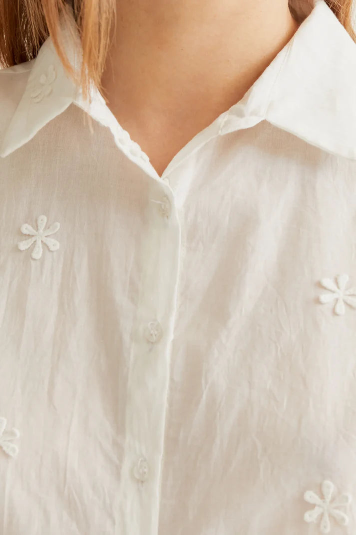 Camisa 100% algodón blanco con bordado floral Compañia