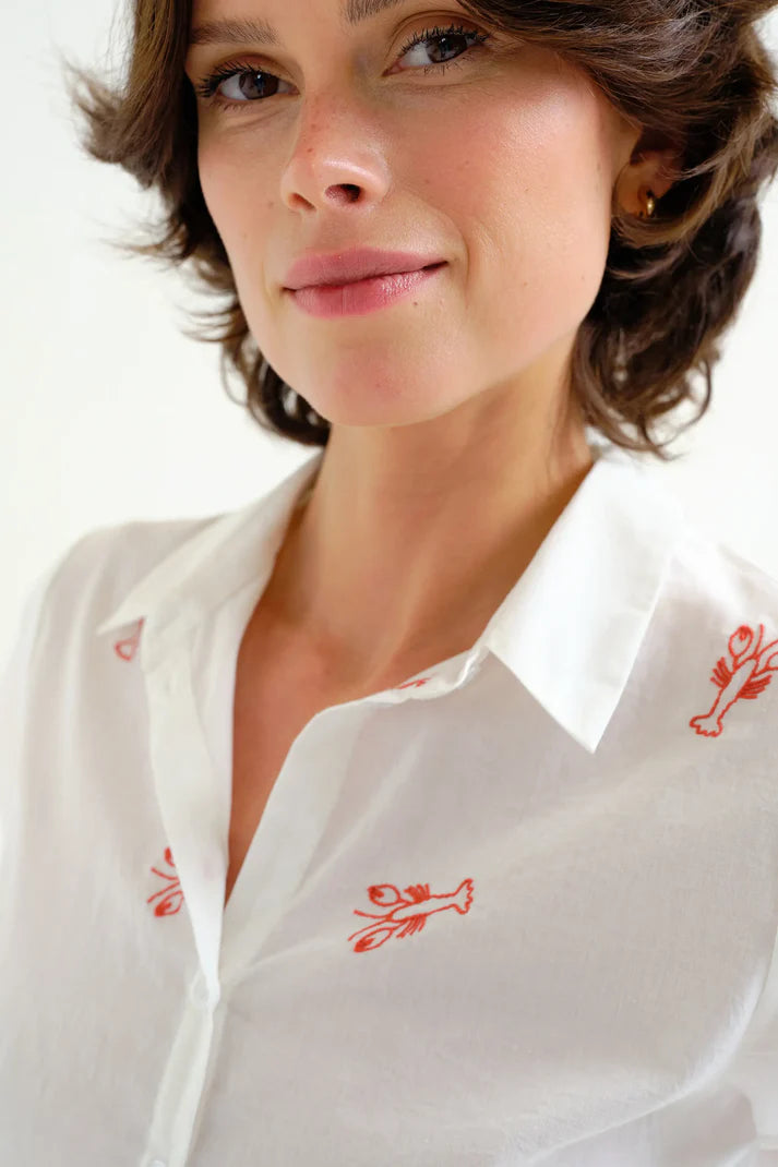 Camisa con bordado de langosta roja Compañía Fantástica
