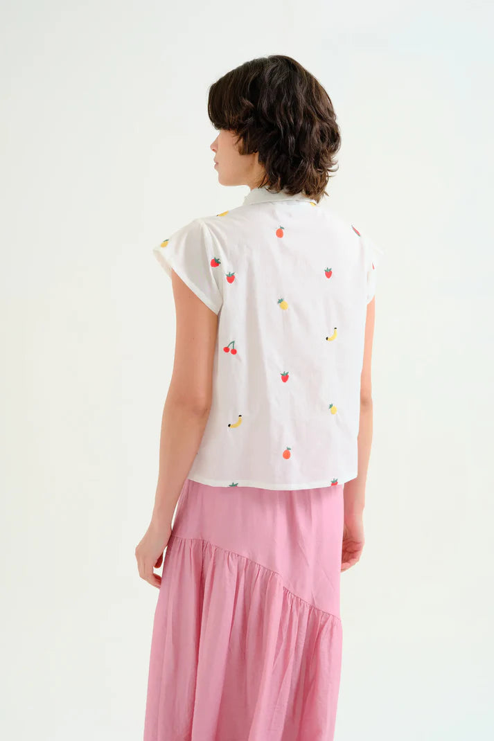 Camisa Blanca 100% algodón con bordado de Ensalada de frutas Compañía Fantástica