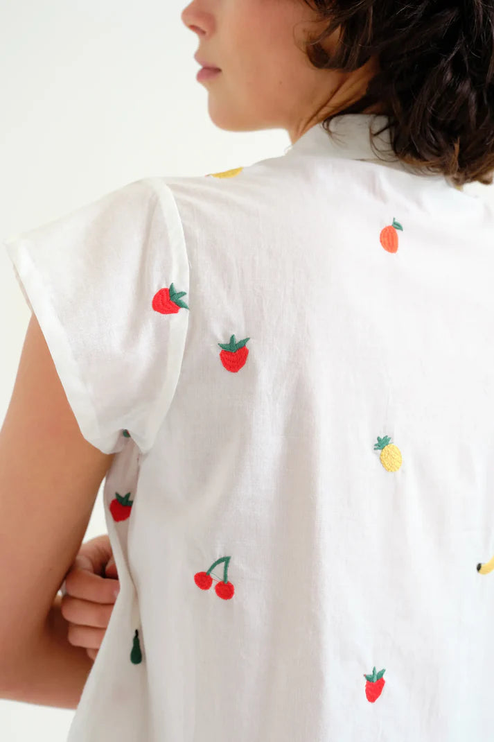 Camisa Blanca 100% algodón con bordado de Ensalada de frutas Compañía Fantástica