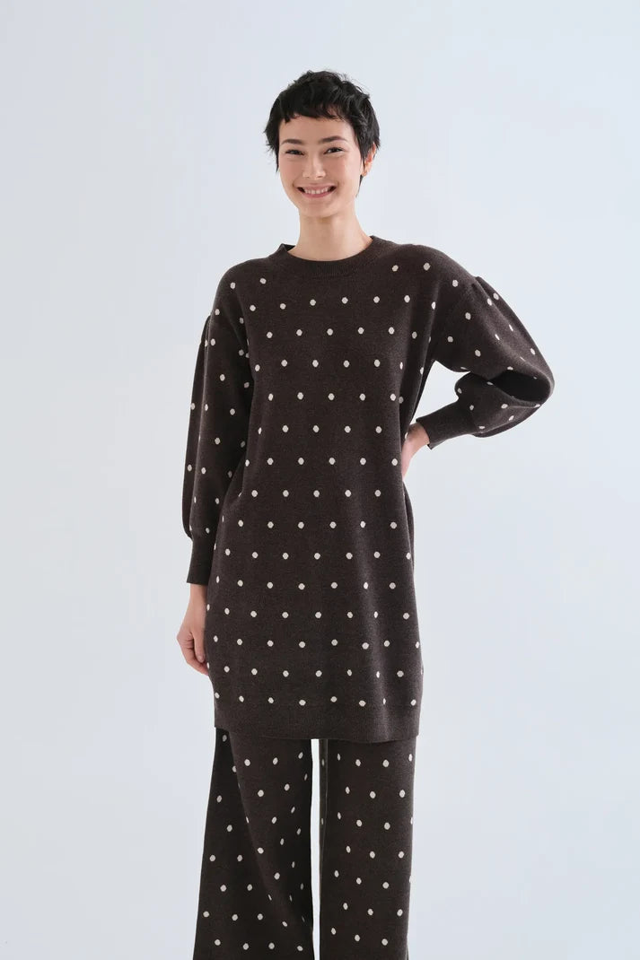 vestido corto verde con estampado de puntos blancos pequeños