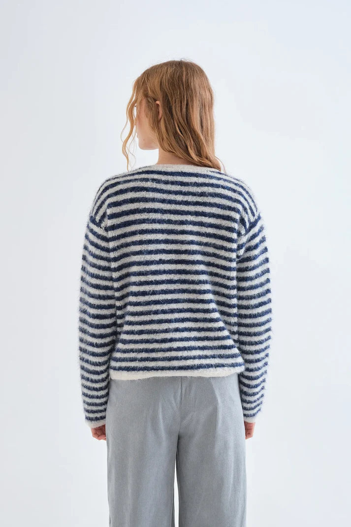 cardigan de rayas blanco y azul