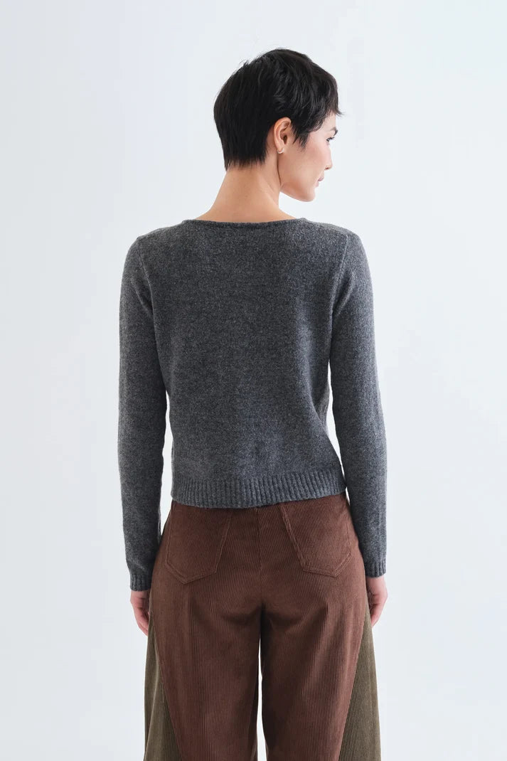 cárdigan gris oscuro con botones en rojo