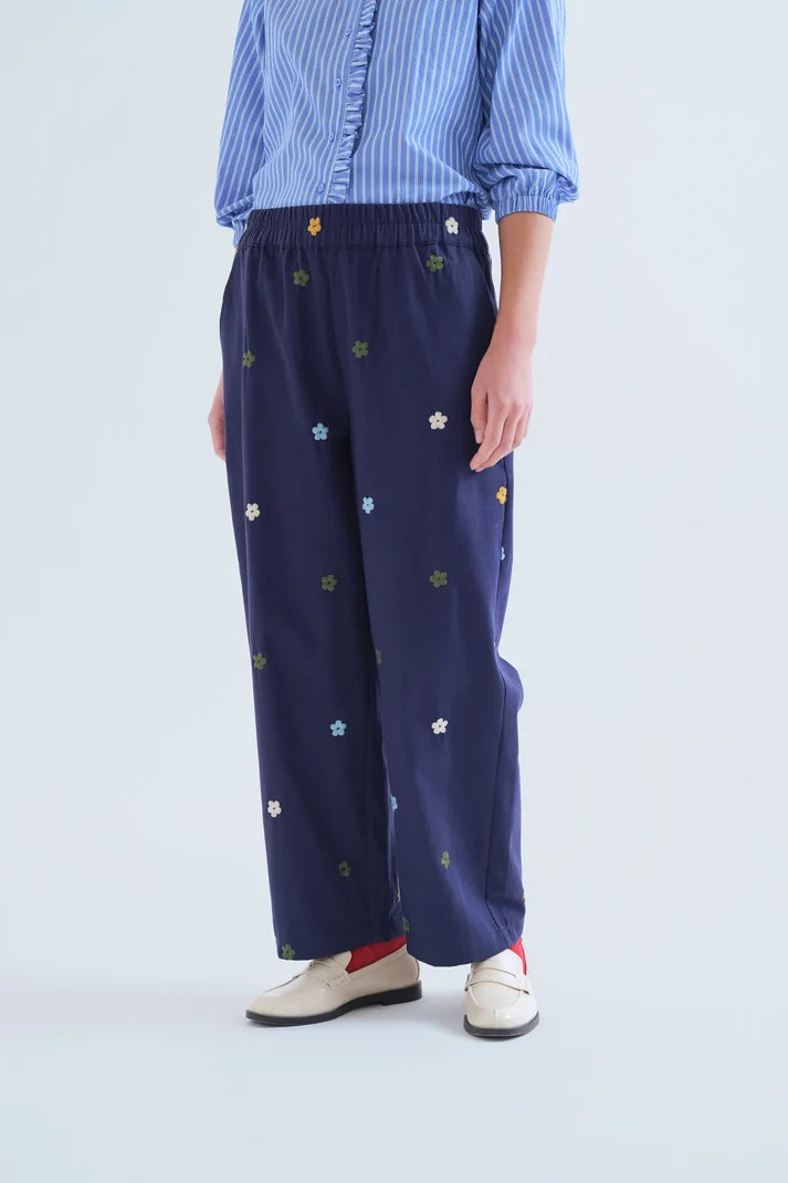 PANTALON 100% ALGODON AZUL MARINO CON BORDADO DE FLORES