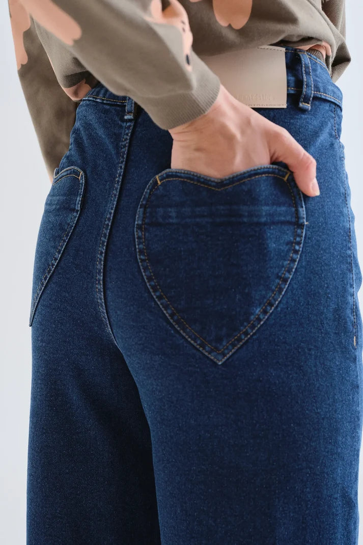 PANTALON VAQUERO AZUL MARINO CON BOLSILLOS CORAZON