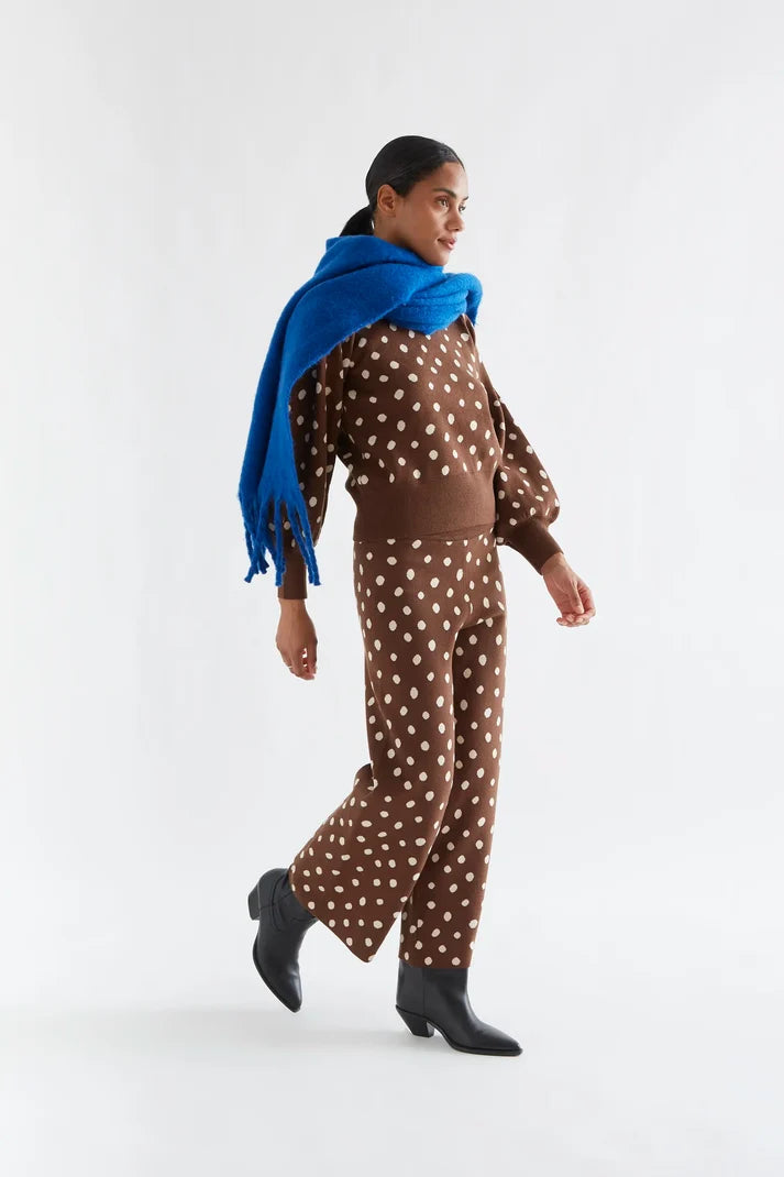 PANTALON CON ESTAMPADO PUNTO MARRON CATAHODA (COMPAÑIA FANTASTICA)