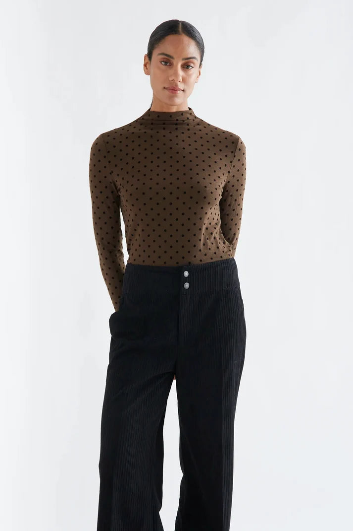 CAMISETA BASICA MARRON CON MINI LUNARES NEGROS
