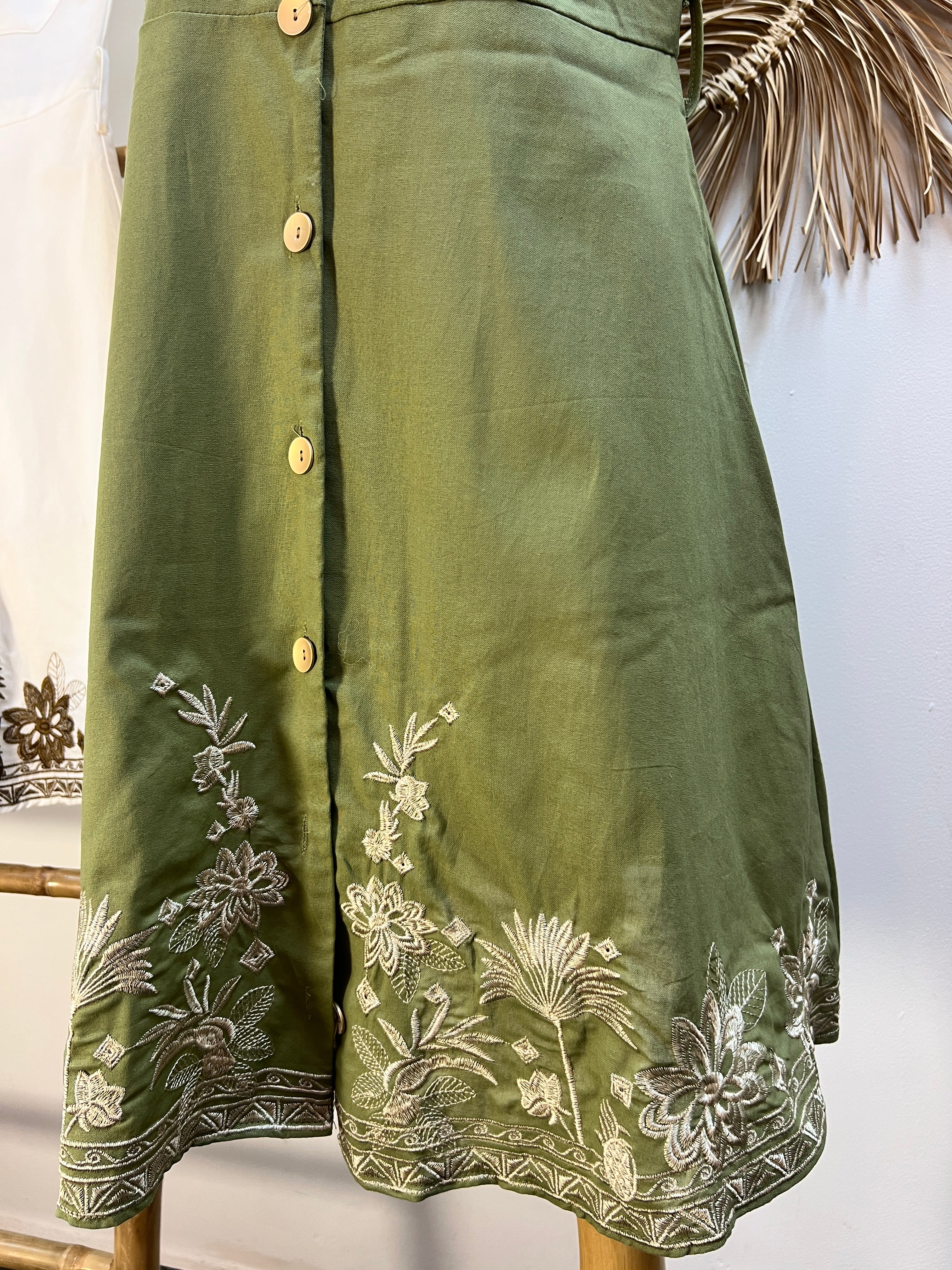 Vestido corto bordado flores bajo