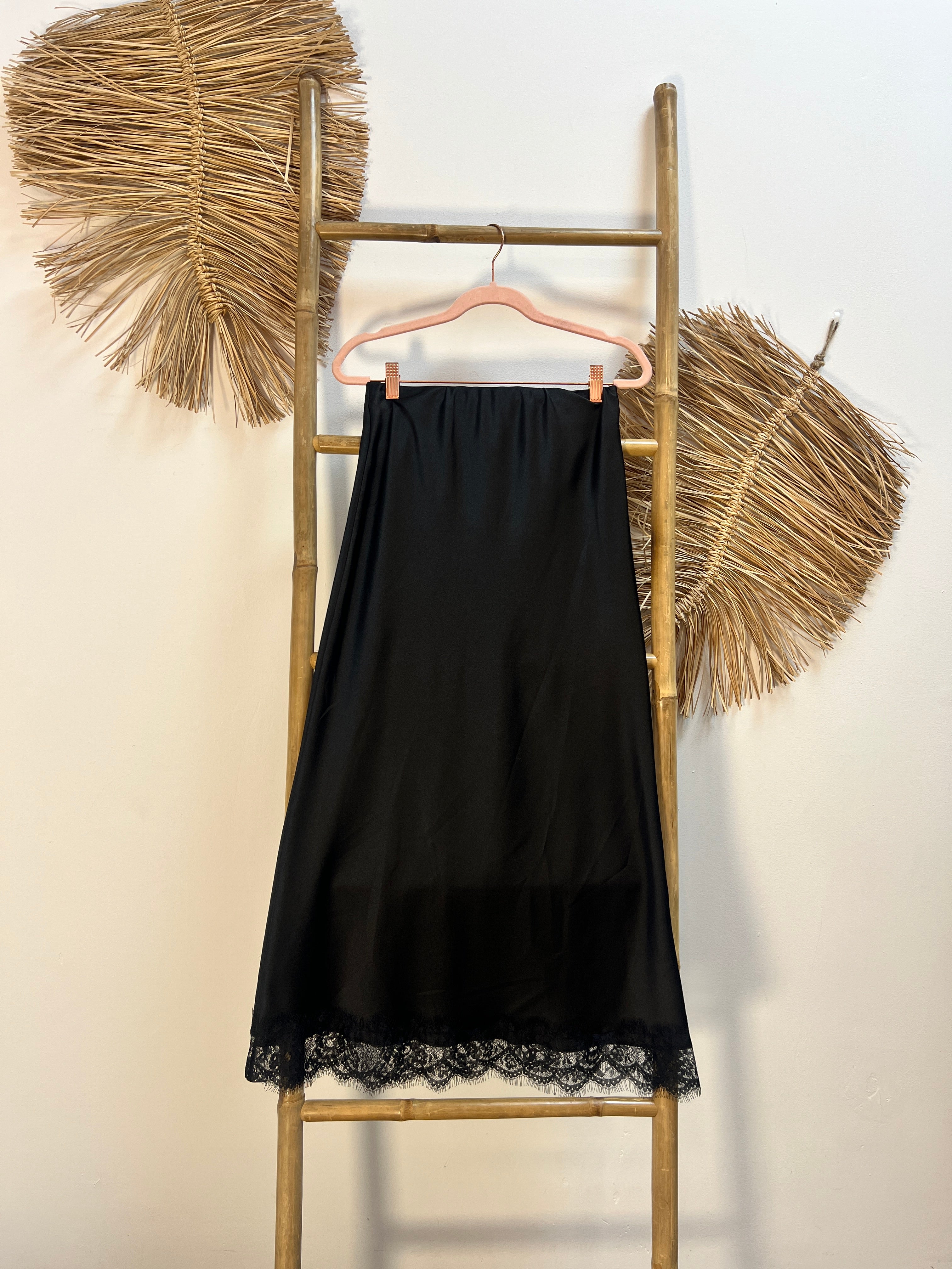 Falda de satén con detalle de encaje