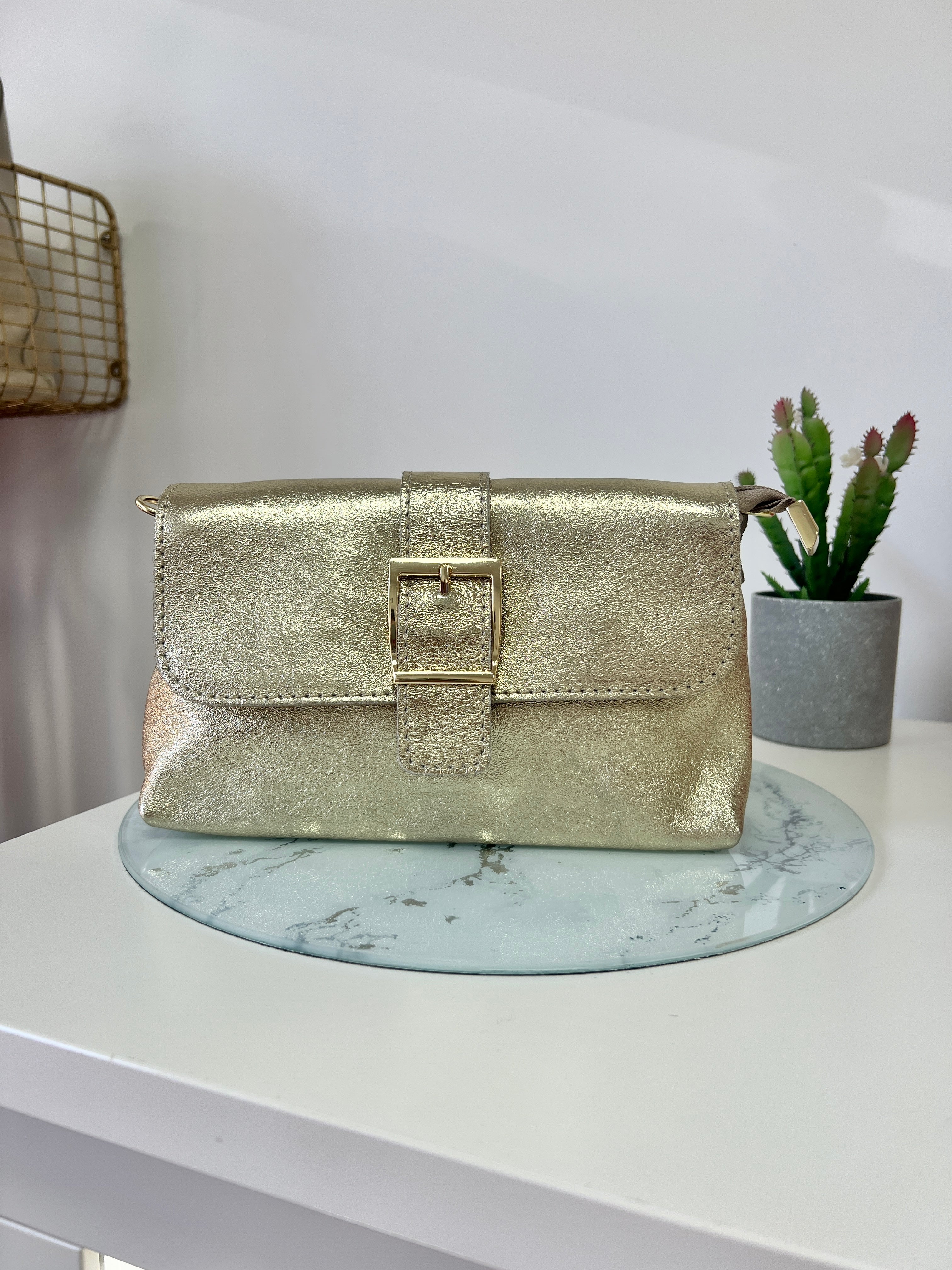 Bolso piel hebilla dorado