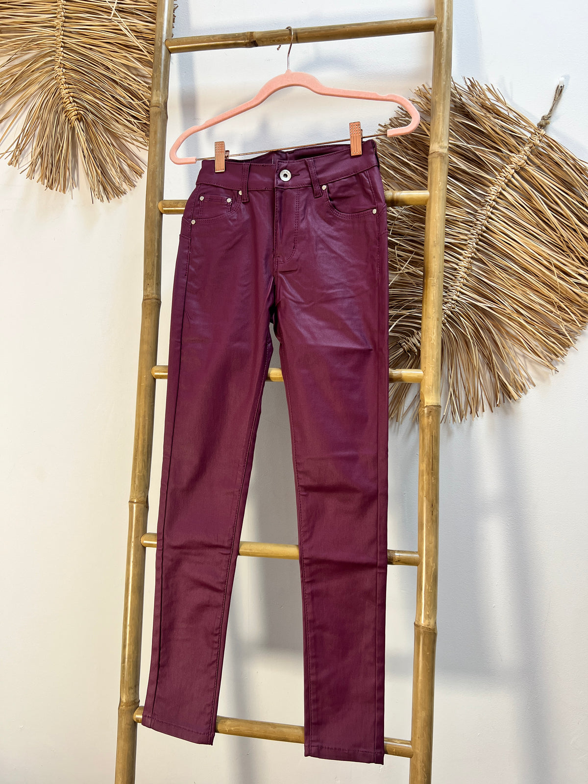 Pantalón polipiel burdeos
