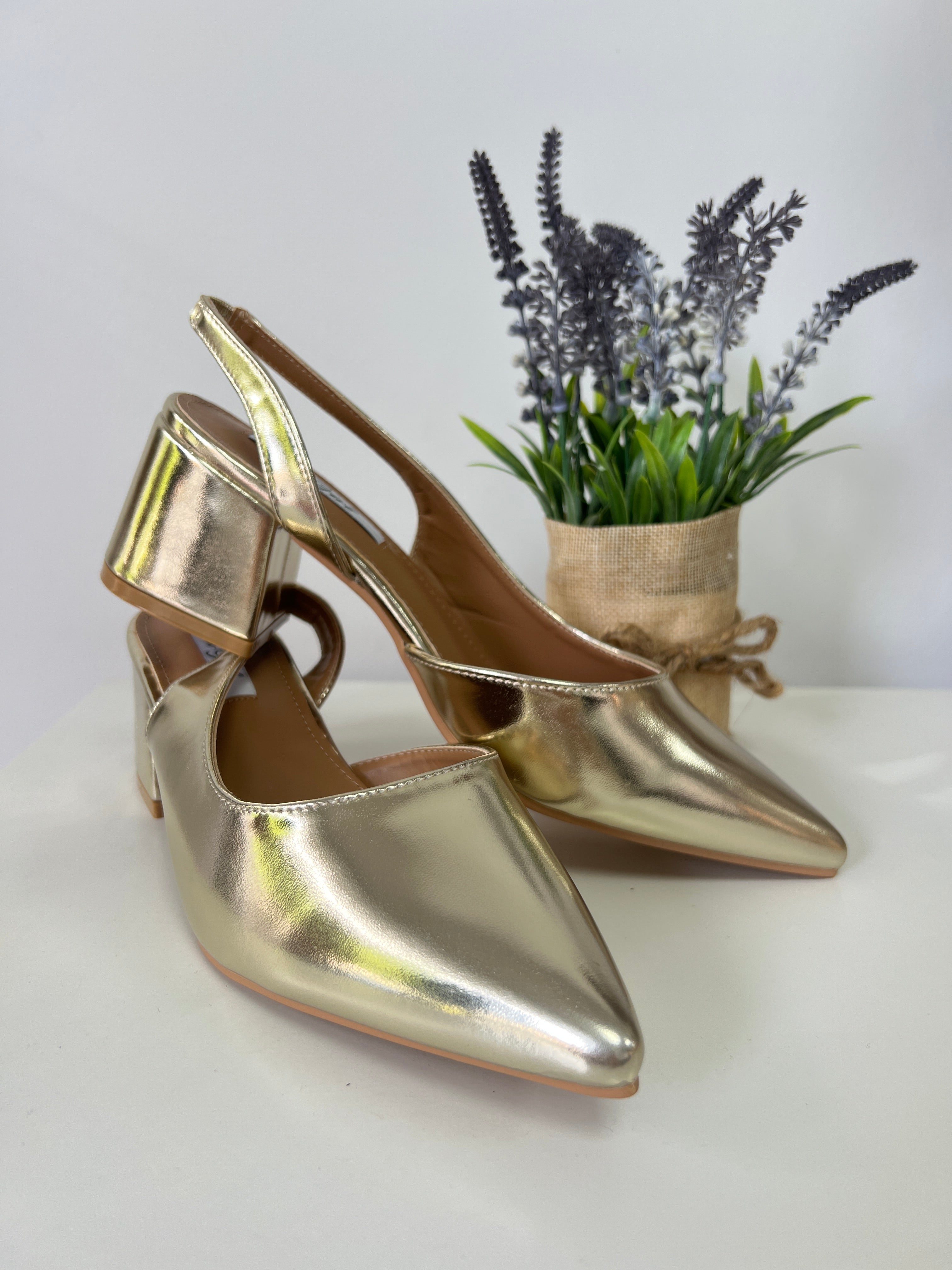 Tacón dorado abierto