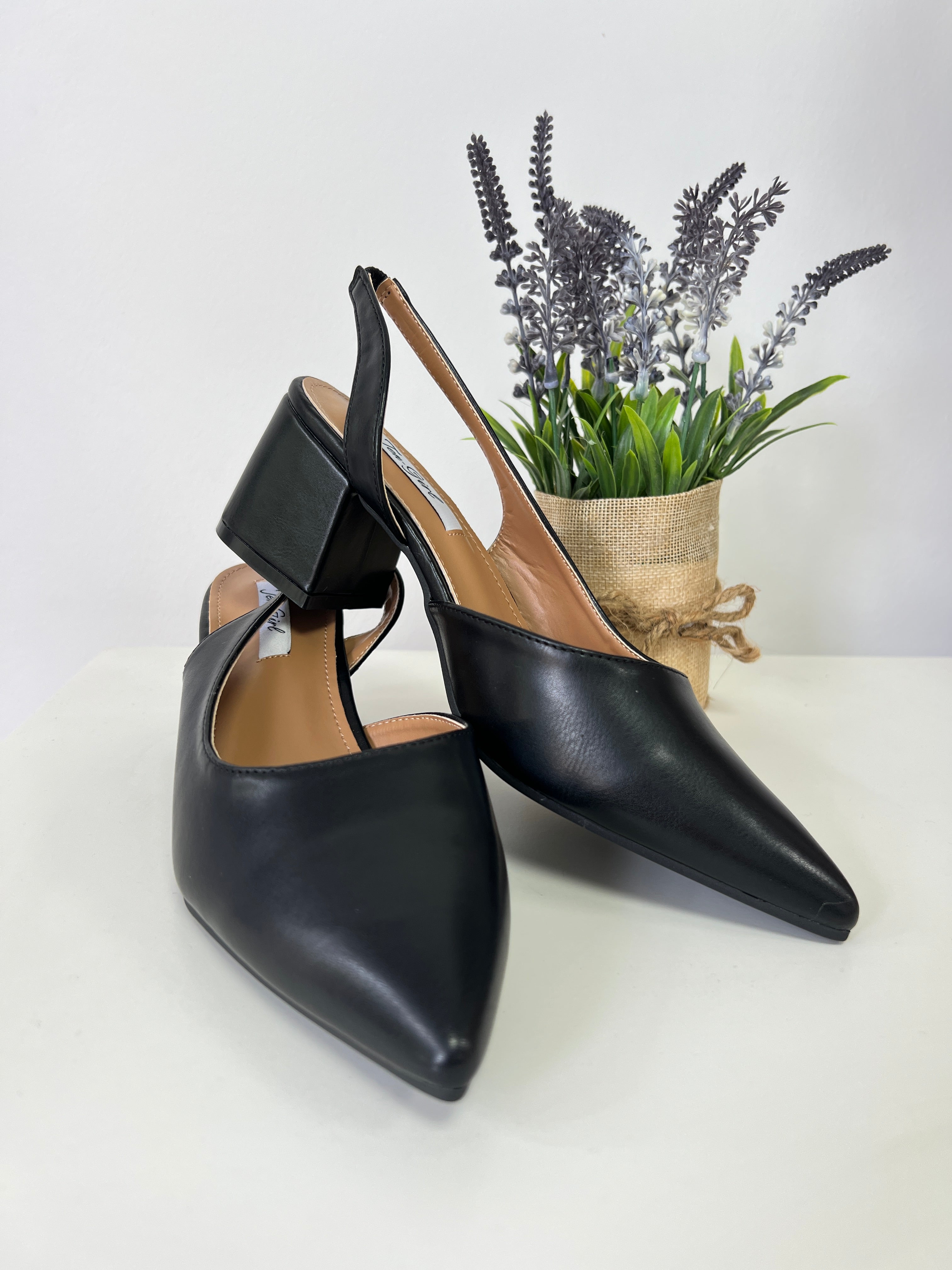 Tacón negro abierto