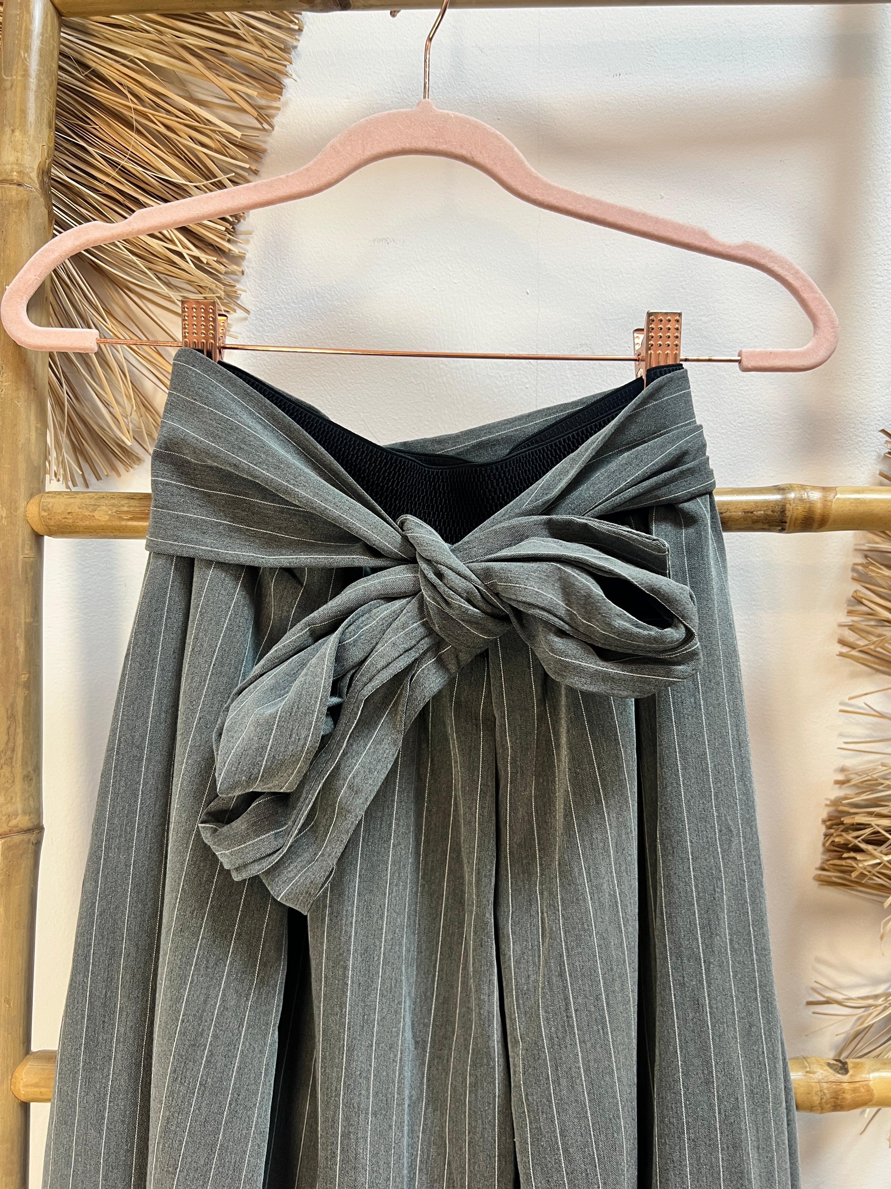 Falda gris rayas lazo