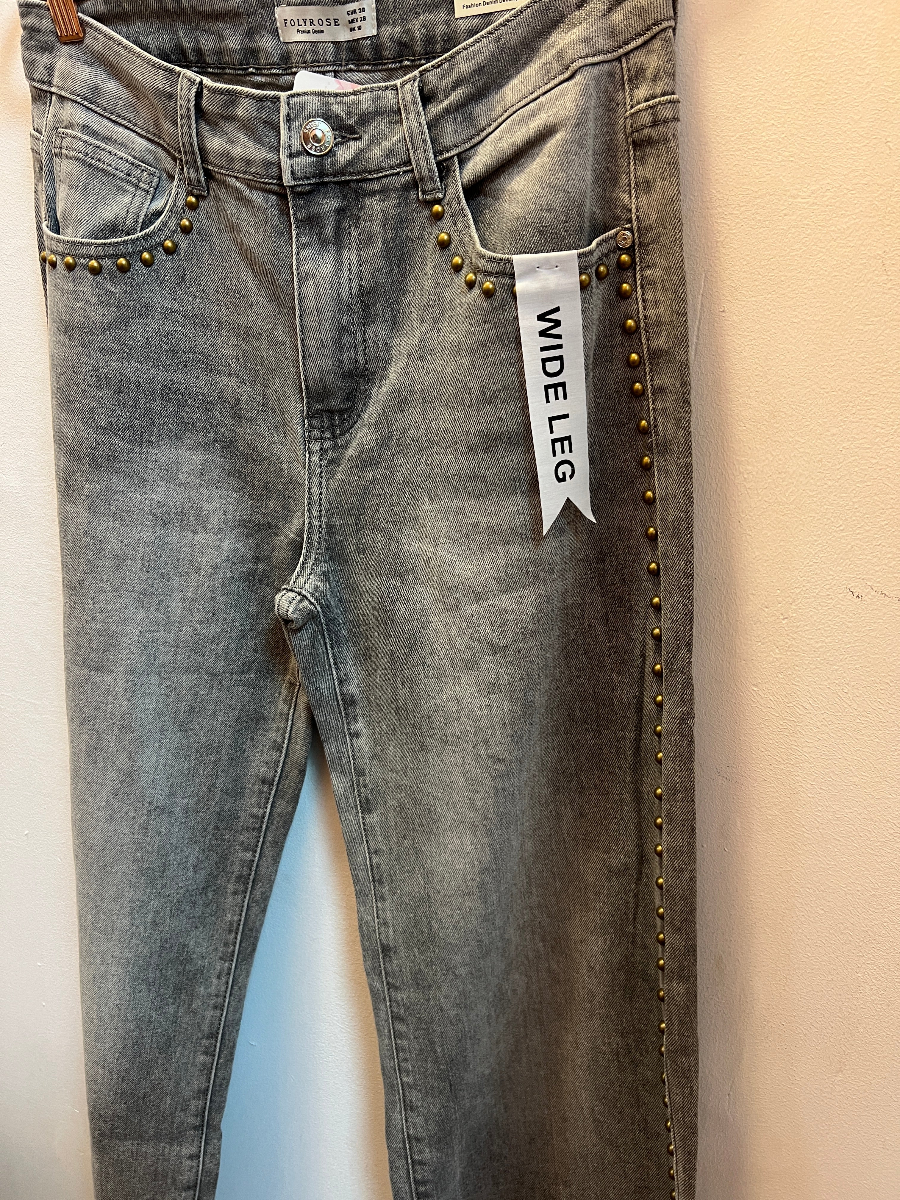 Pantalón gris tachuelas