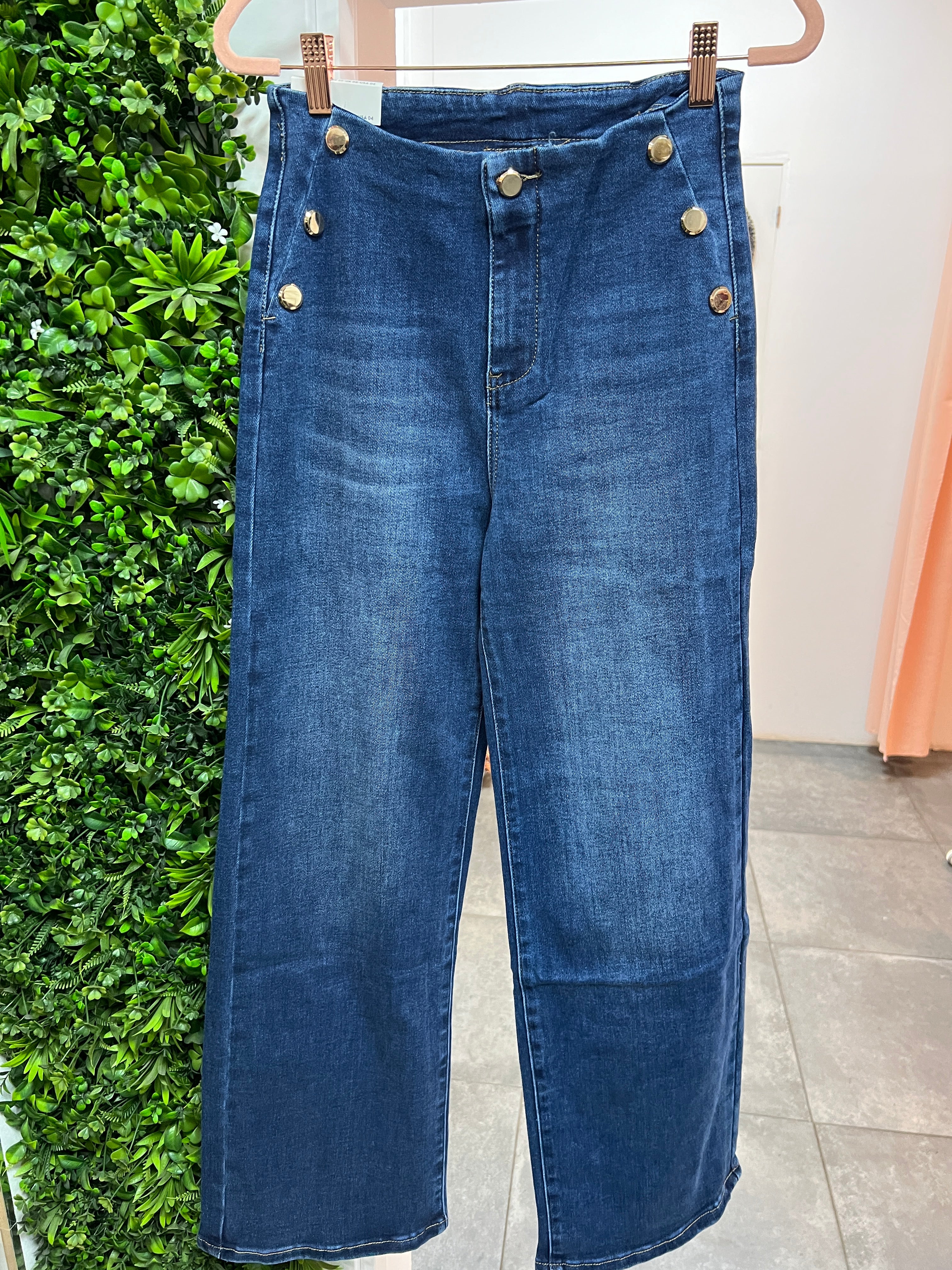 Pantalón recto botones dorados