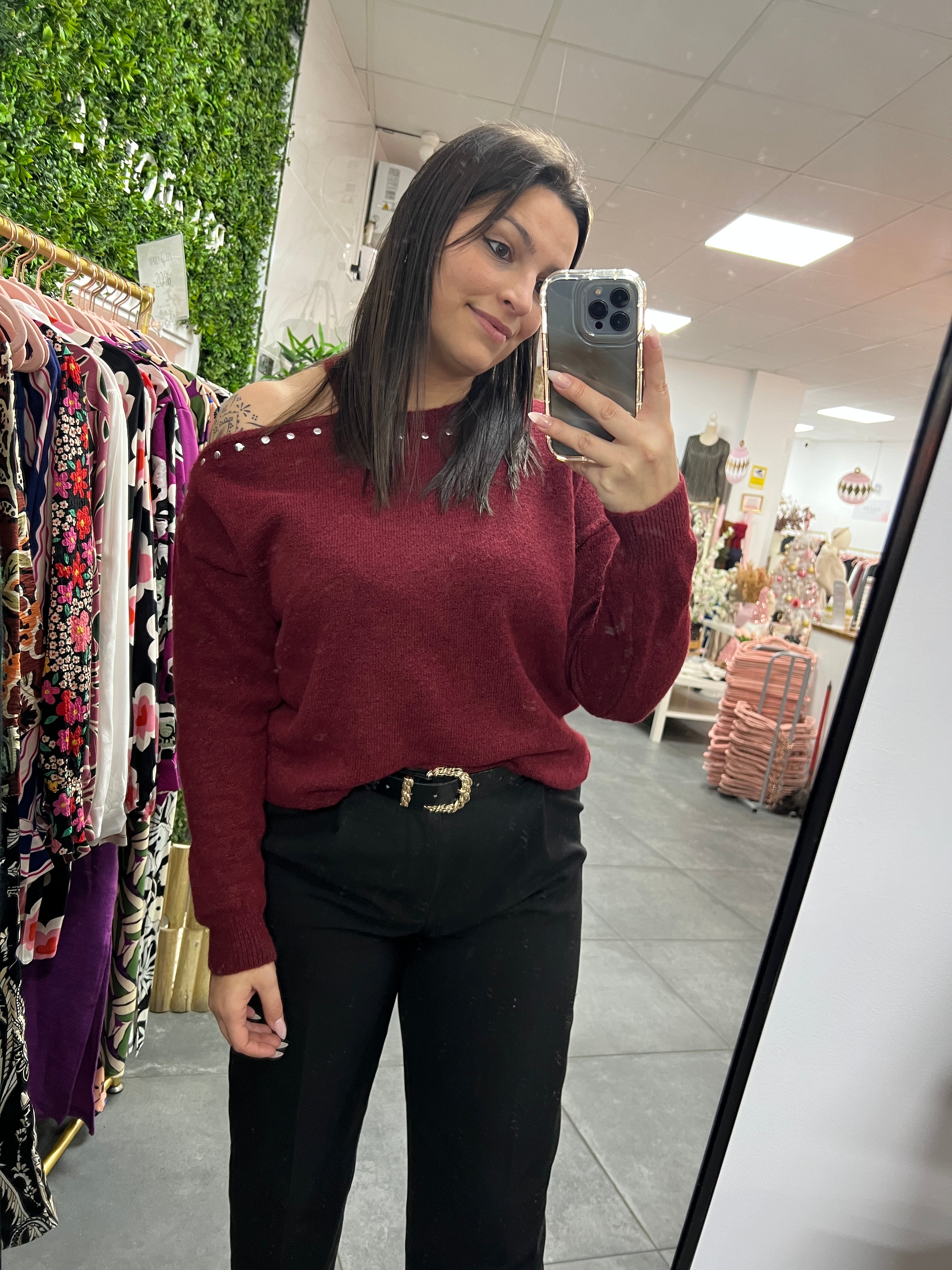 Jersey cuello desigual tachuelas