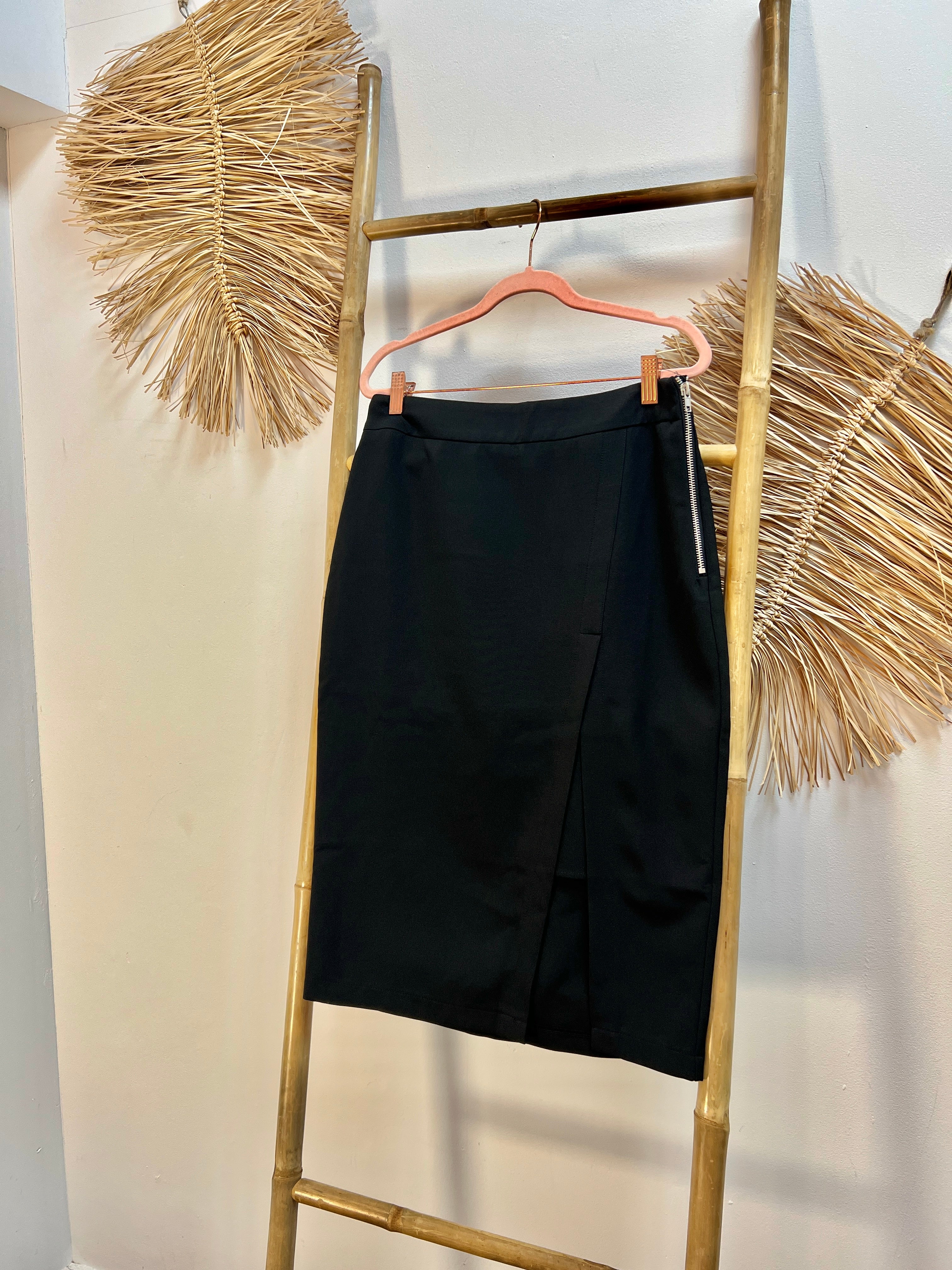 Falda negra abertura