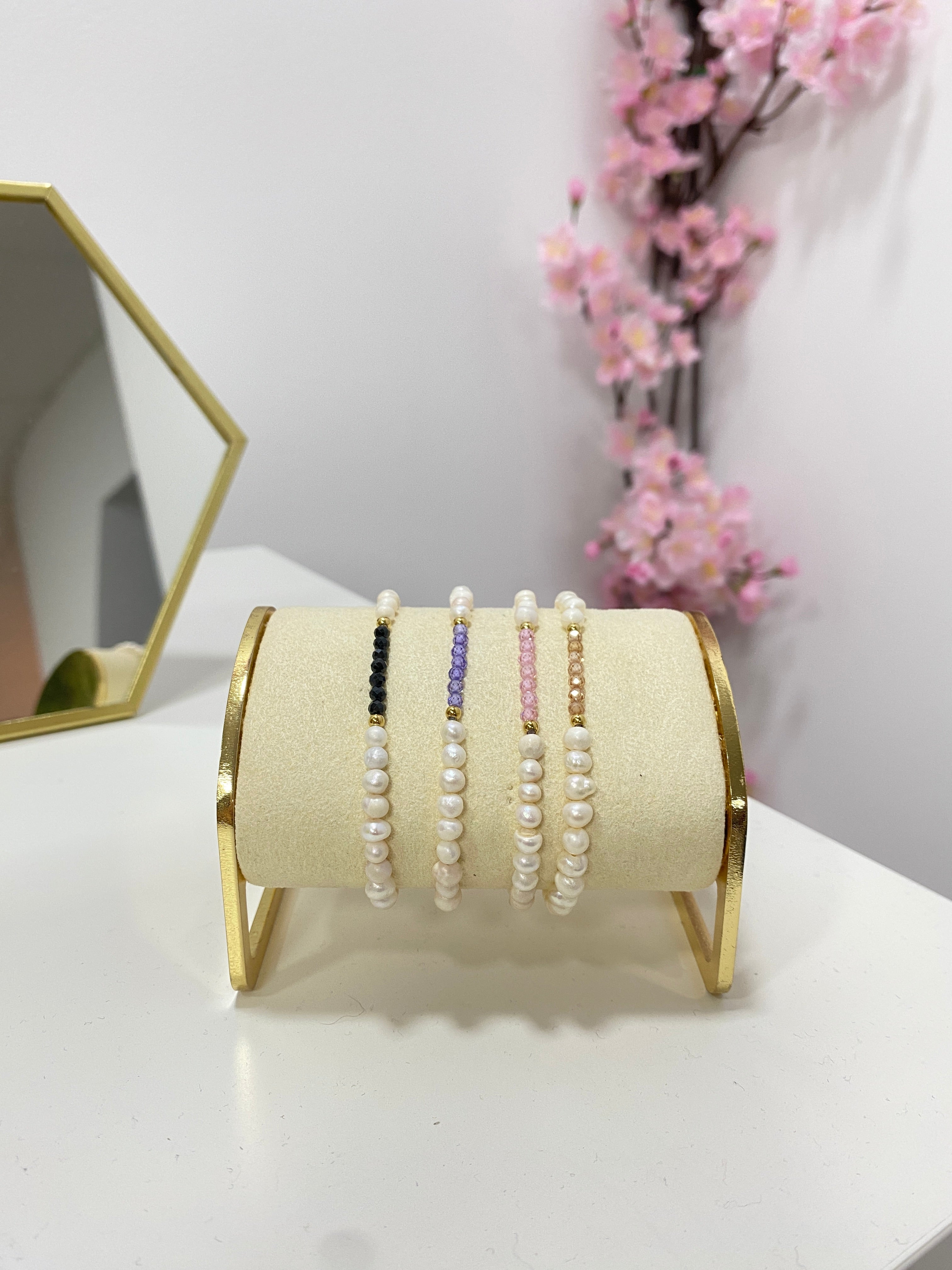 Pulsera perlas blancas y de colores