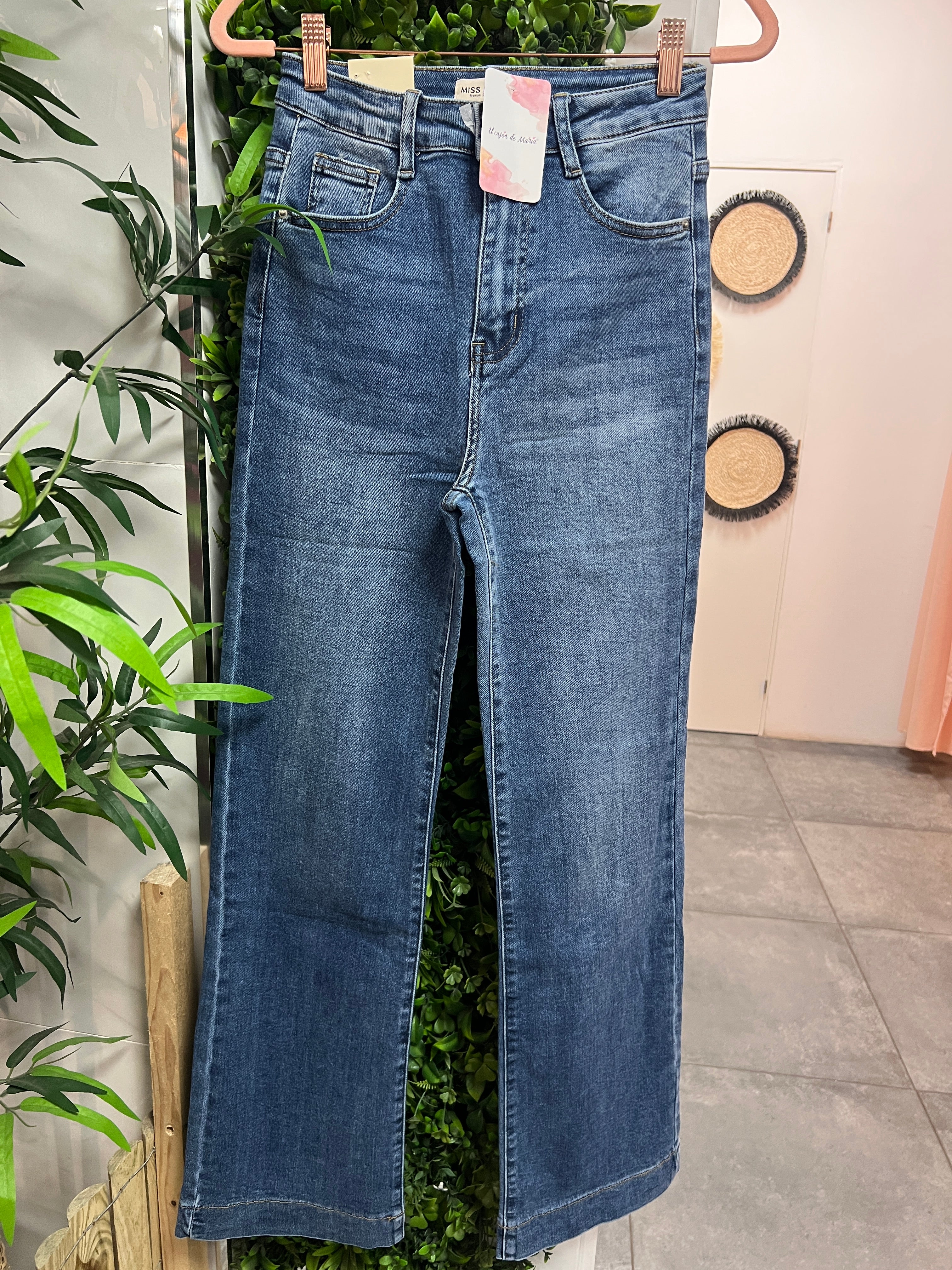 Jeans rectos detalle bajo