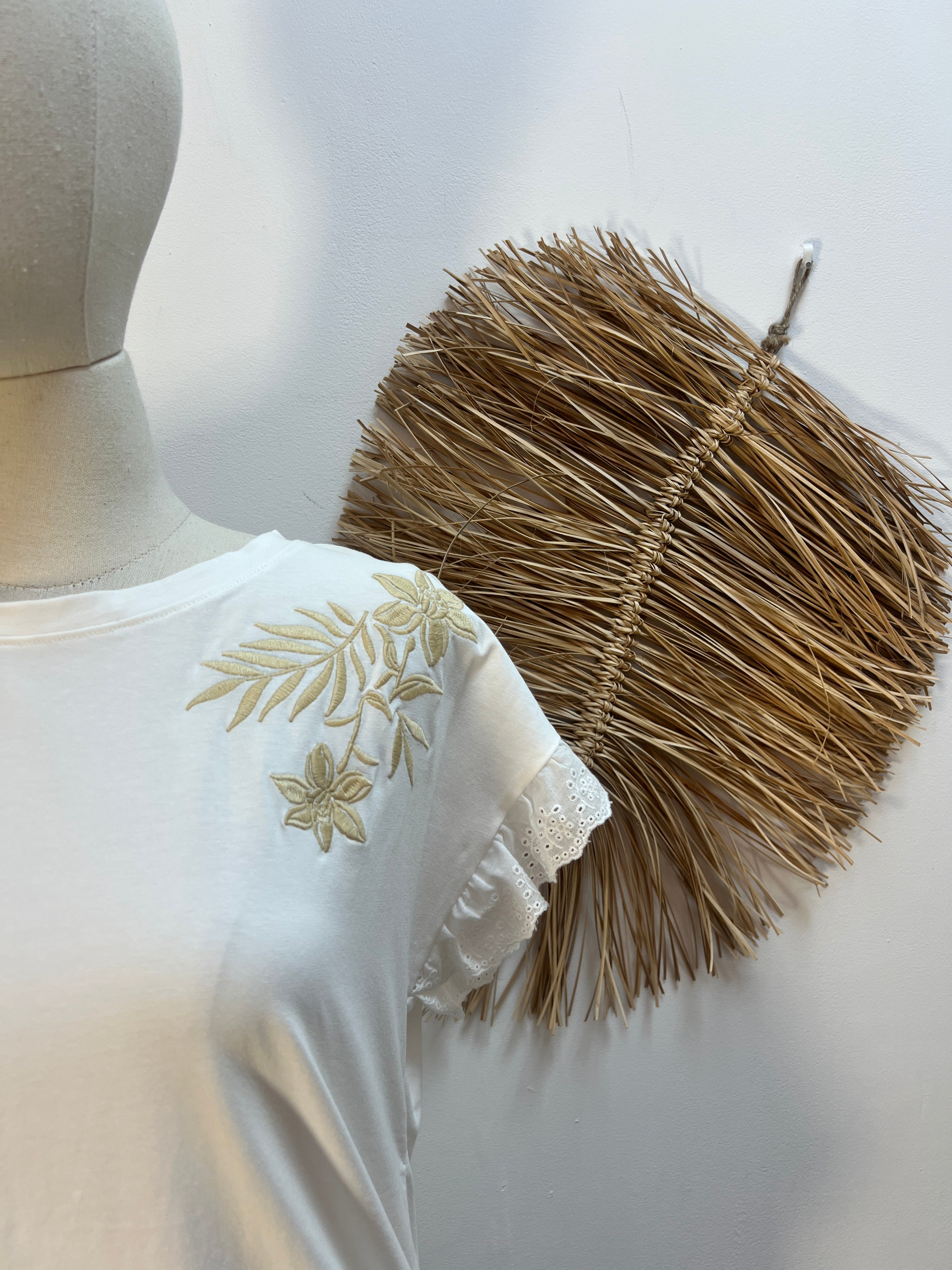 Camiseta tirantes bordado con flores