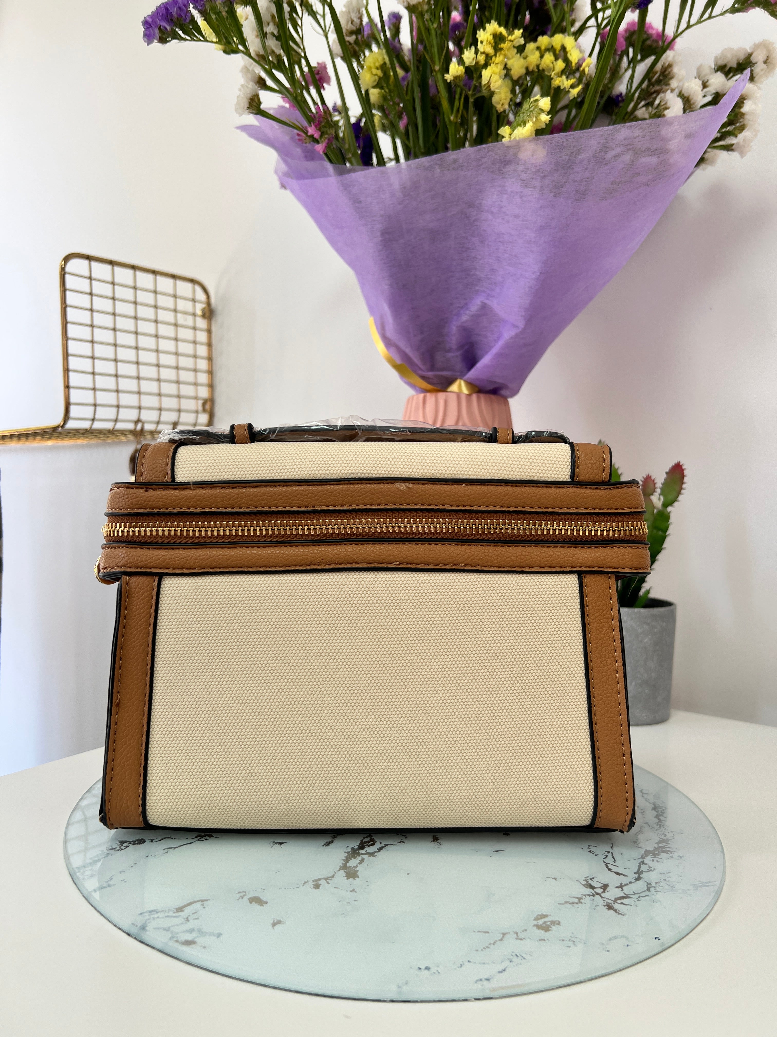 Bolso marrón y beige