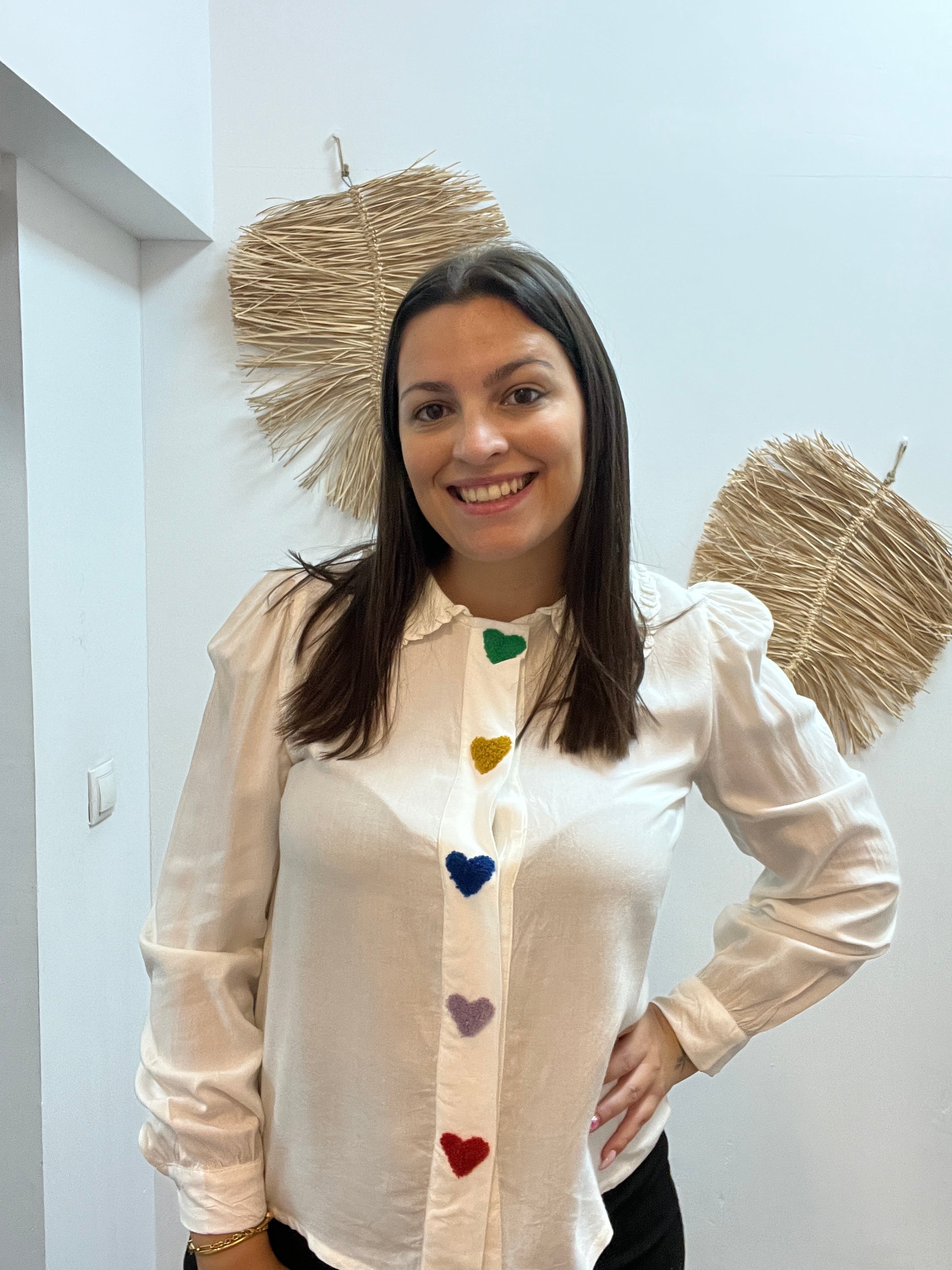 Camisa blanca con bordado de corazones. CF