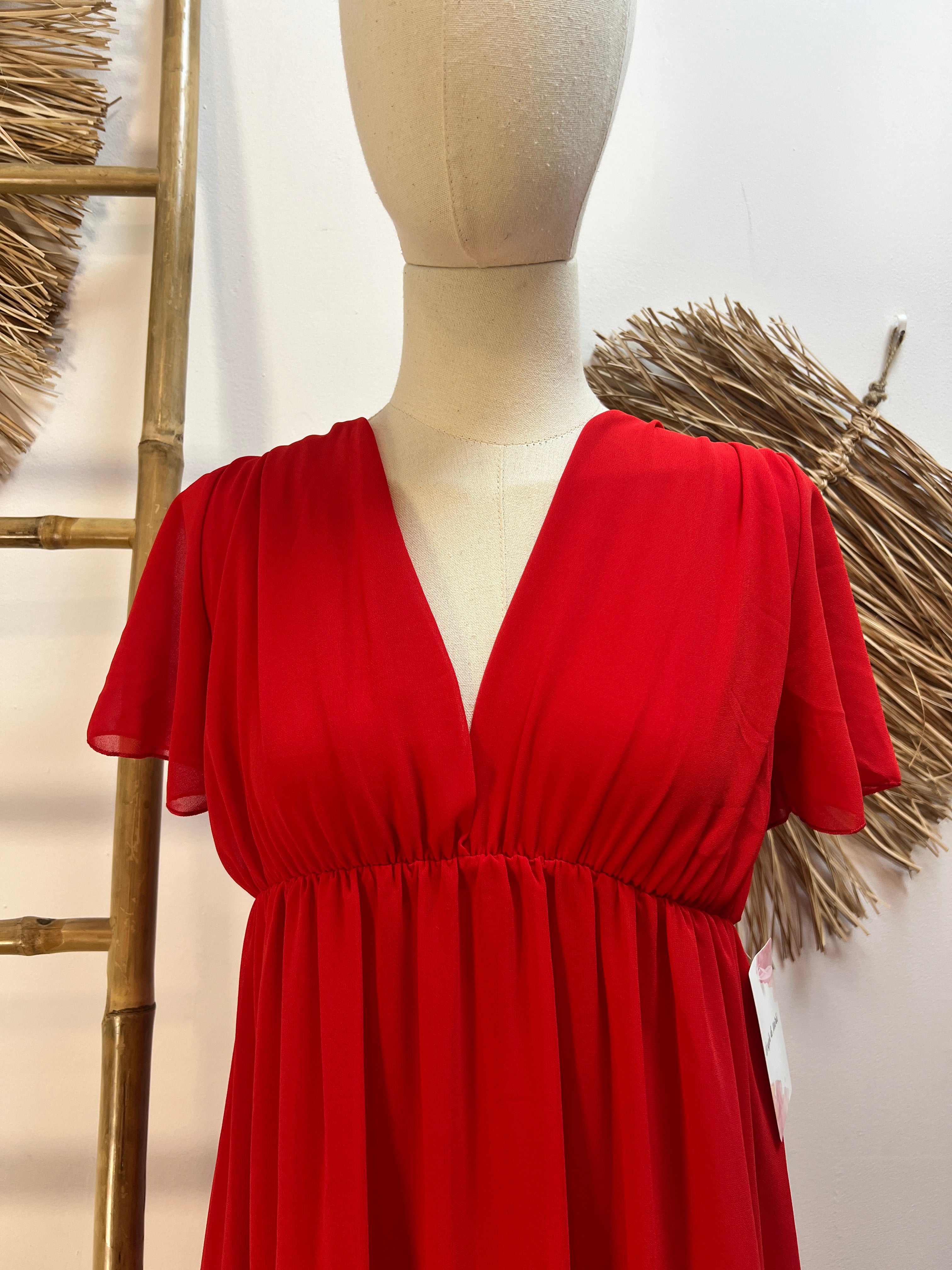 Vestido rojo con escote V