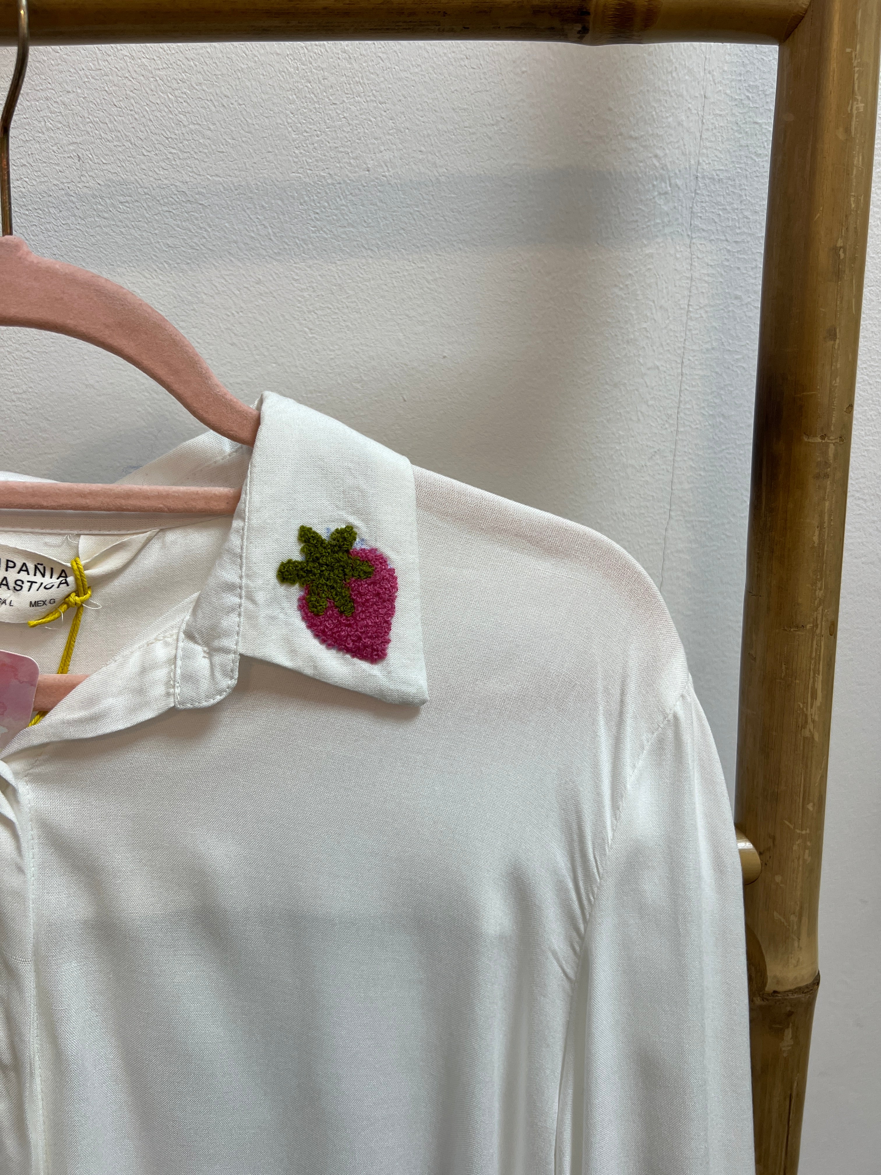 Camisa blanca con bordado de fresas CF