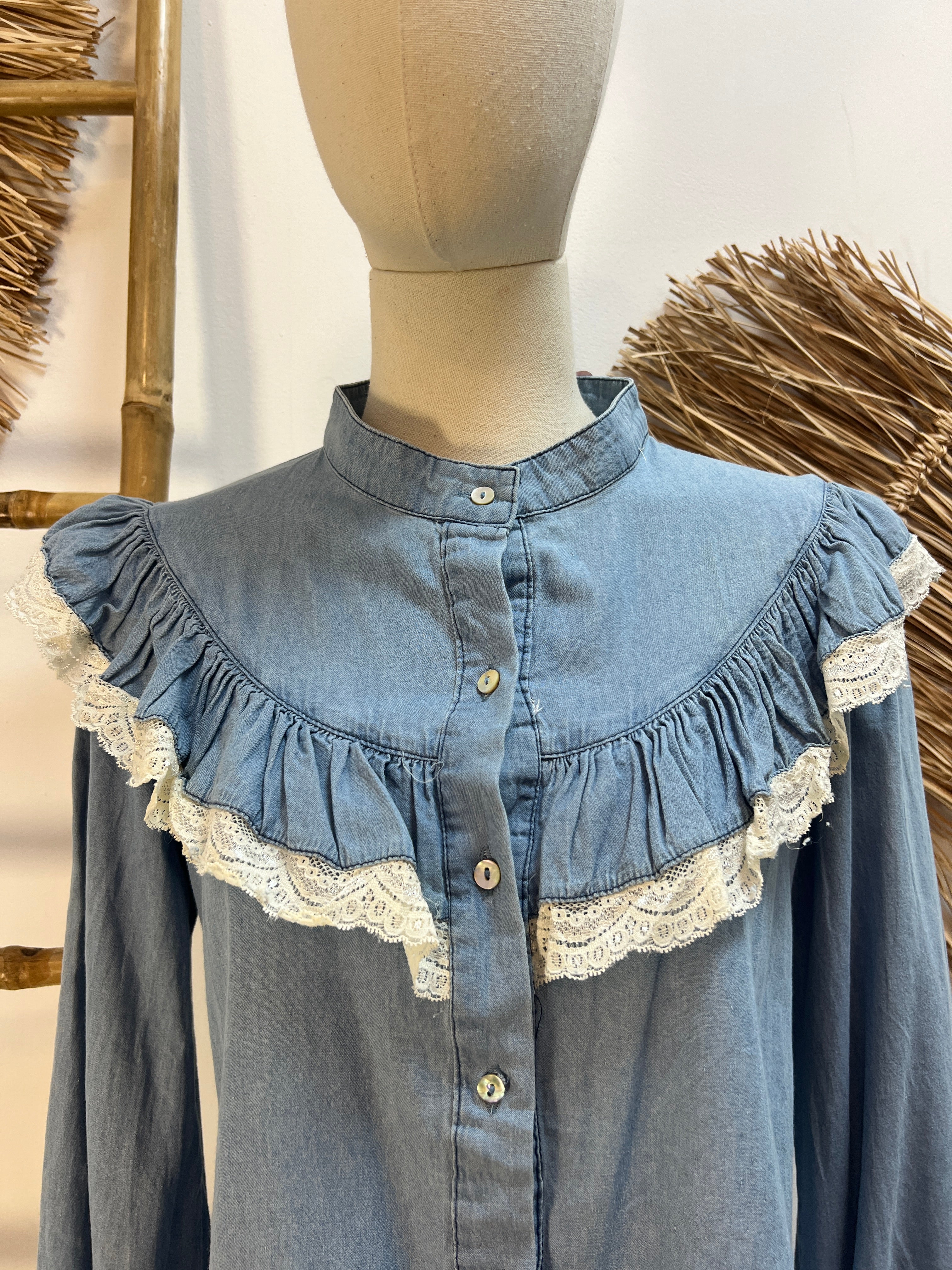 Camisa vaquera puntilla