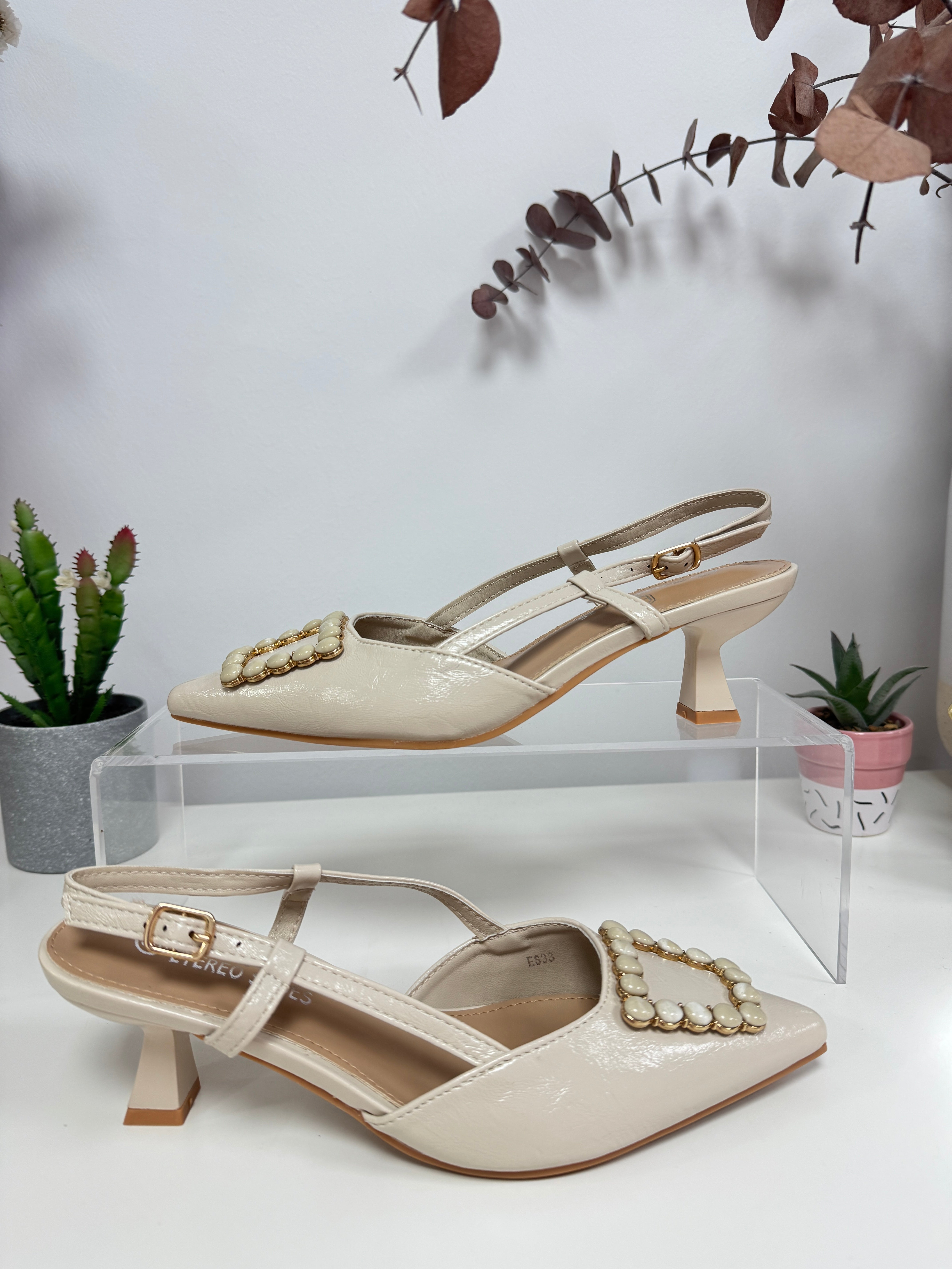 Tacón pequeño beige hebilla