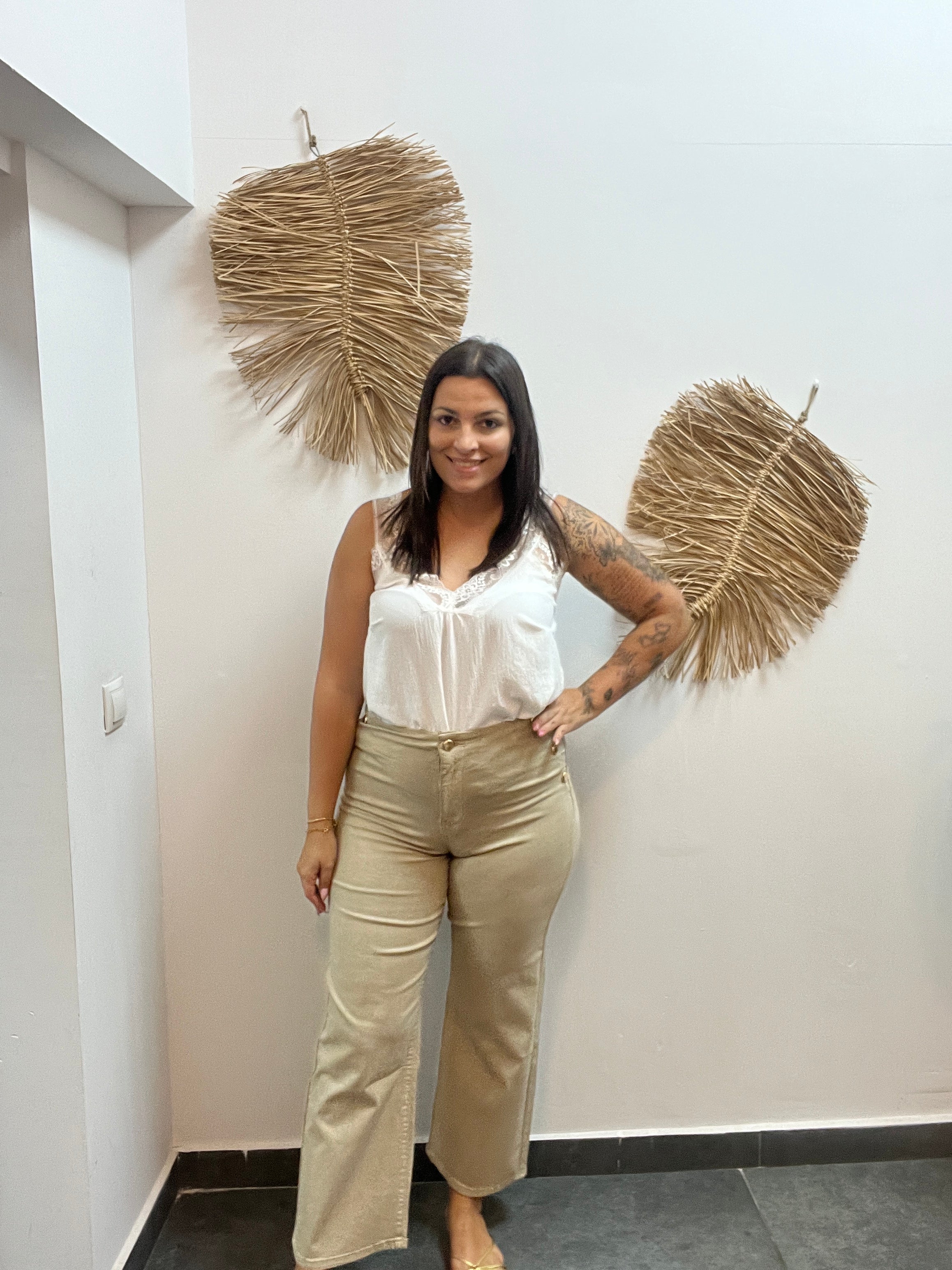 Pantalón recto botones dorados